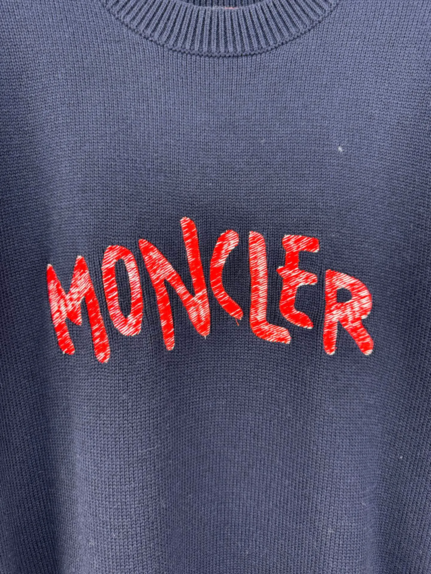 P430 Moncler SS25 letter embroidered logo round neck knitted pullover sweater Size: S/M/L/XL Fabric made of 30% wool blend Custom dyed same-color yarn Embroidery using Behringer 1000-needle embroidery process Customized original consistent hardware accessories