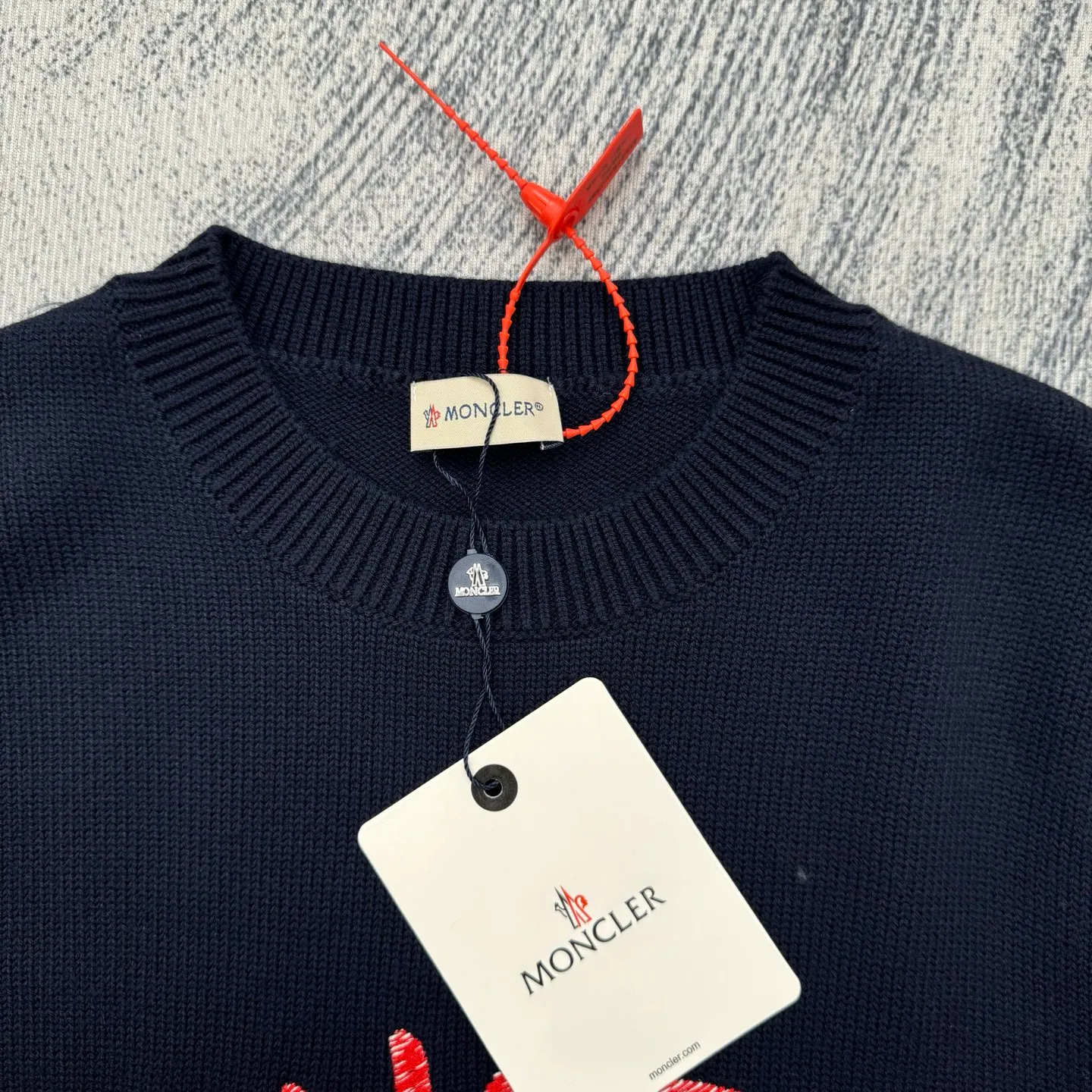 P430 Moncler SS25 letter embroidered logo round neck knitted pullover sweater Size: S/M/L/XL Fabric made of 30% wool blend Custom dyed same-color yarn Embroidery using Behringer 1000-needle embroidery process Customized original consistent hardware accessories
