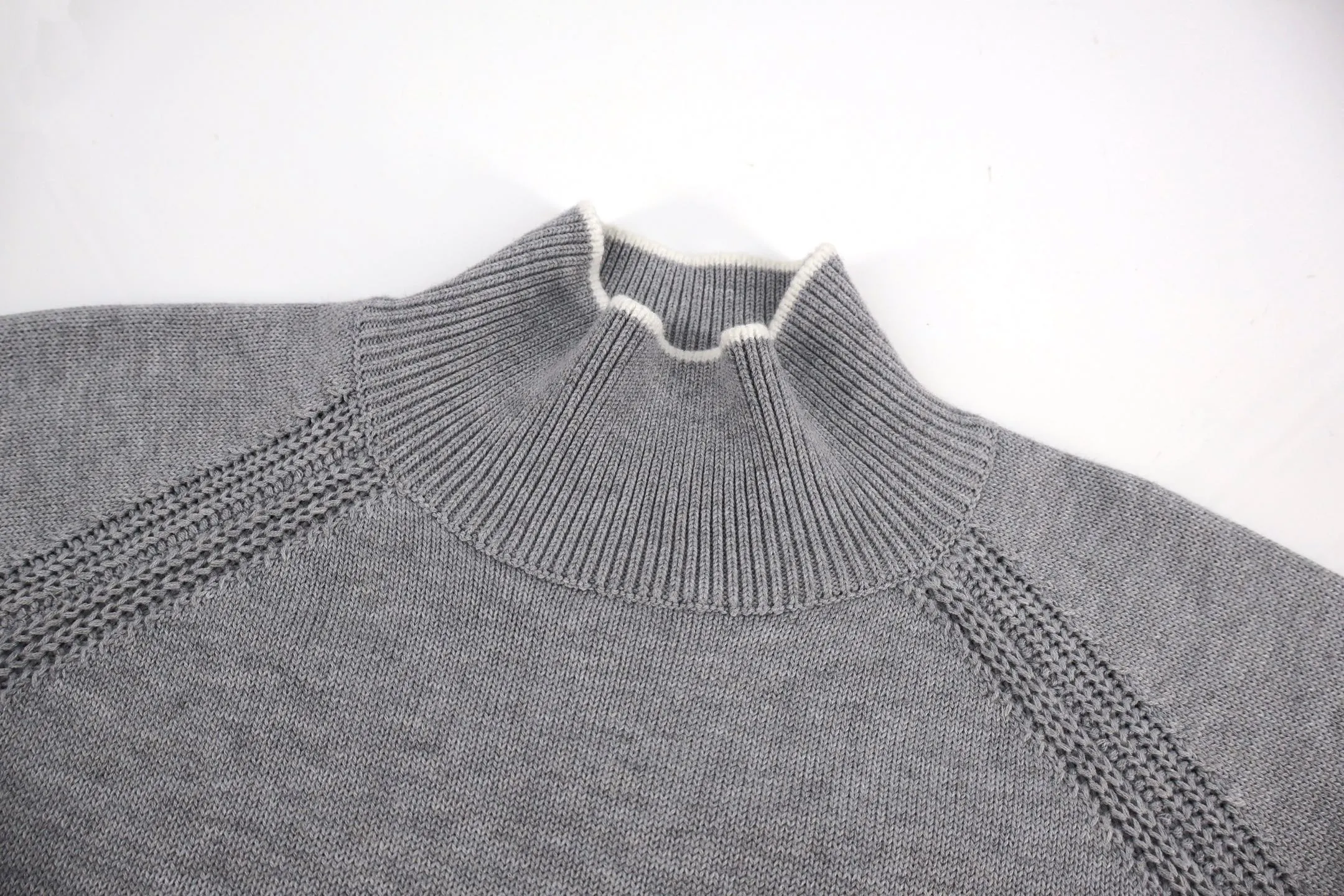 P470 Moncler logo turtleneck long-sleeved sweater (grey) The original version was purchased and developed in 4264 and weighs about 800 grams. This sweater adopts high-neck knitting technology, and the neck texture is tight and elastic, which is both warm and stylish. In terms of detailed craftsmanship, hollow knitting splicing technology is used on the shoulders, with fine texture and distinct layers, which enhances the design sense of the body; the contrasting rib technology on the cuffs and hem forms a soft contrast with the main color, improving the overall sophistication; the brand logo on the left arm uses three-dimensional embroidery technology, with precise stitching, highlighting the brand recognition. Made of high-quality knitted fabrics and made with fine weaving technology, it is skin-friendly, comfortable and has a crisp silhouette. From the warm design of the collar to the details of the embroidery, every craftsmanship reflects the brand's dual pursuit of quality and fashion. It is an autumn and winter item that combines practicality and design. Purchase the original version for development, order the color and dye it, and feel free to compare it with any version on the market. Size:S-M-L