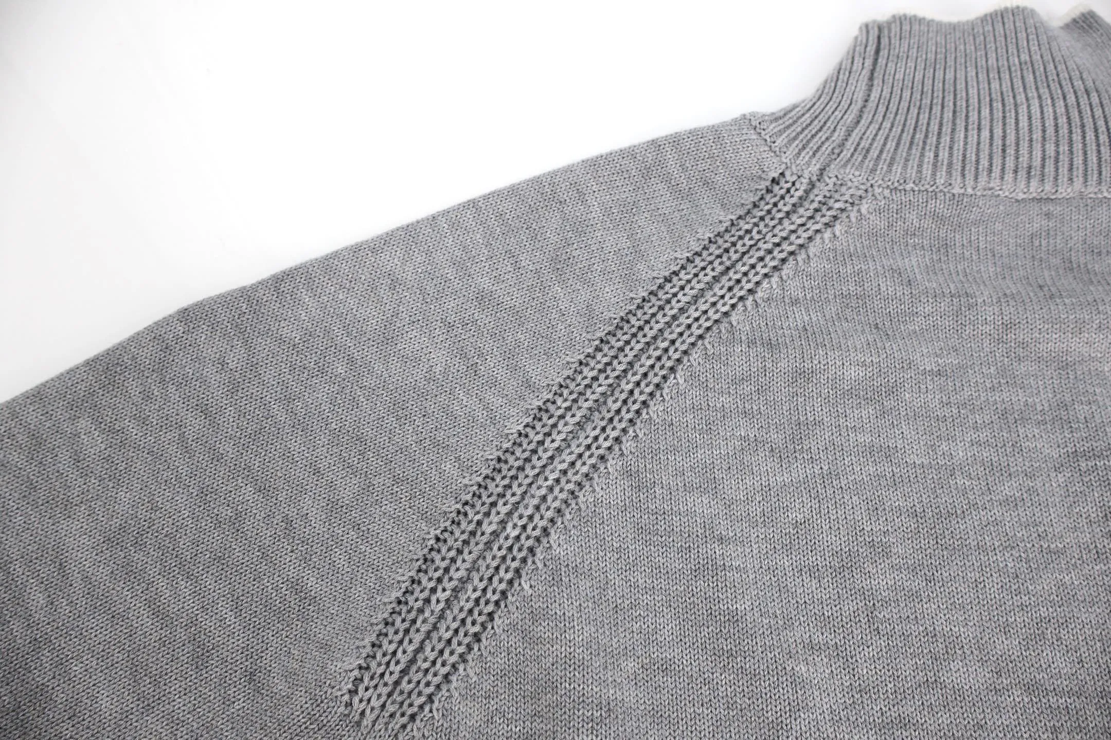 P470 Moncler logo turtleneck long-sleeved sweater (grey) The original version was purchased and developed in 4264 and weighs about 800 grams. This sweater adopts high-neck knitting technology, and the neck texture is tight and elastic, which is both warm and stylish. In terms of detailed craftsmanship, hollow knitting splicing technology is used on the shoulders, with fine texture and distinct layers, which enhances the design sense of the body; the contrasting rib technology on the cuffs and hem forms a soft contrast with the main color, improving the overall sophistication; the brand logo on the left arm uses three-dimensional embroidery technology, with precise stitching, highlighting the brand recognition. Made of high-quality knitted fabrics and made with fine weaving technology, it is skin-friendly, comfortable and has a crisp silhouette. From the warm design of the collar to the details of the embroidery, every craftsmanship reflects the brand's dual pursuit of quality and fashion. It is an autumn and winter item that combines practicality and design. Purchase the original version for development, order the color and dye it, and feel free to compare it with any version on the market. Size:S-M-L