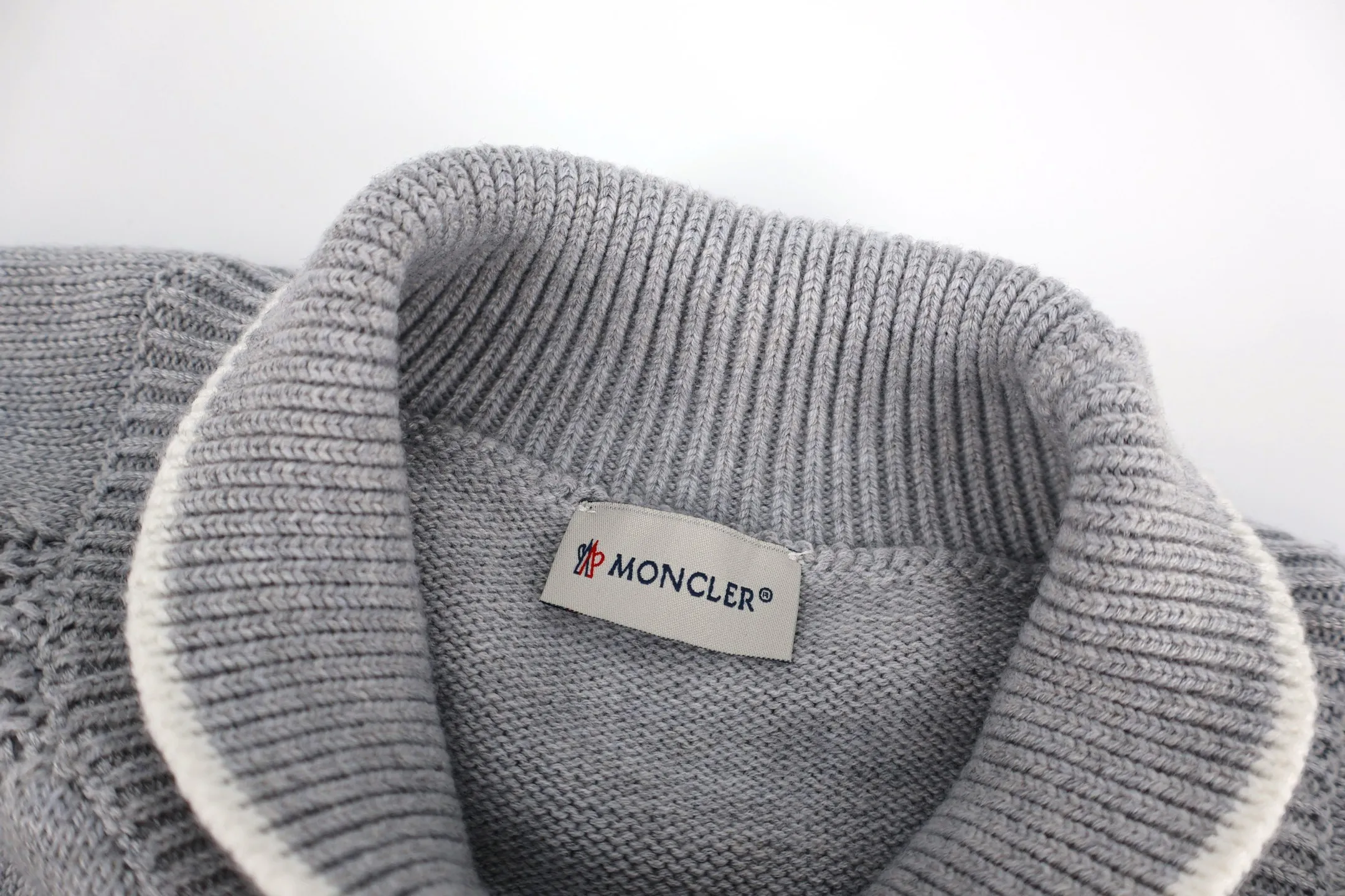 P470 Moncler logo turtleneck long-sleeved sweater (grey) The original version was purchased and developed in 4264 and weighs about 800 grams. This sweater adopts high-neck knitting technology, and the neck texture is tight and elastic, which is both warm and stylish. In terms of detailed craftsmanship, hollow knitting splicing technology is used on the shoulders, with fine texture and distinct layers, which enhances the design sense of the body; the contrasting rib technology on the cuffs and hem forms a soft contrast with the main color, improving the overall sophistication; the brand logo on the left arm uses three-dimensional embroidery technology, with precise stitching, highlighting the brand recognition. Made of high-quality knitted fabrics and made with fine weaving technology, it is skin-friendly, comfortable and has a crisp silhouette. From the warm design of the collar to the details of the embroidery, every craftsmanship reflects the brand's dual pursuit of quality and fashion. It is an autumn and winter item that combines practicality and design. Purchase the original version for development, order the color and dye it, and feel free to compare it with any version on the market. Size:S-M-L