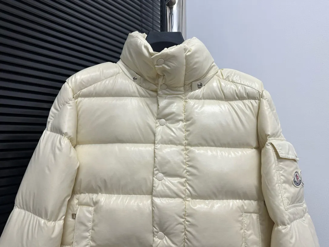 P720 [𝗠𝗼𝗻𝗰𝗲𝗿] Meng Mouth 23FW Meng Mouth Maya Maya 70th Anniversary Limited Down Jacket, same style for men and women! Moncler Maya's classic shiny small label down jacket, the pockets on the cuffs are perfectly combined with the 70-week wool felt small label, and the hood is detachable. The fabric is customized and is consistent with the original. The lacquered shiny fabric is the same as the original. The windproof and waterproof are the same as the original. Customized original accessories, complete with three labels, molded custom logo buttons. Color: Beige Size: 1 2 3 4 5