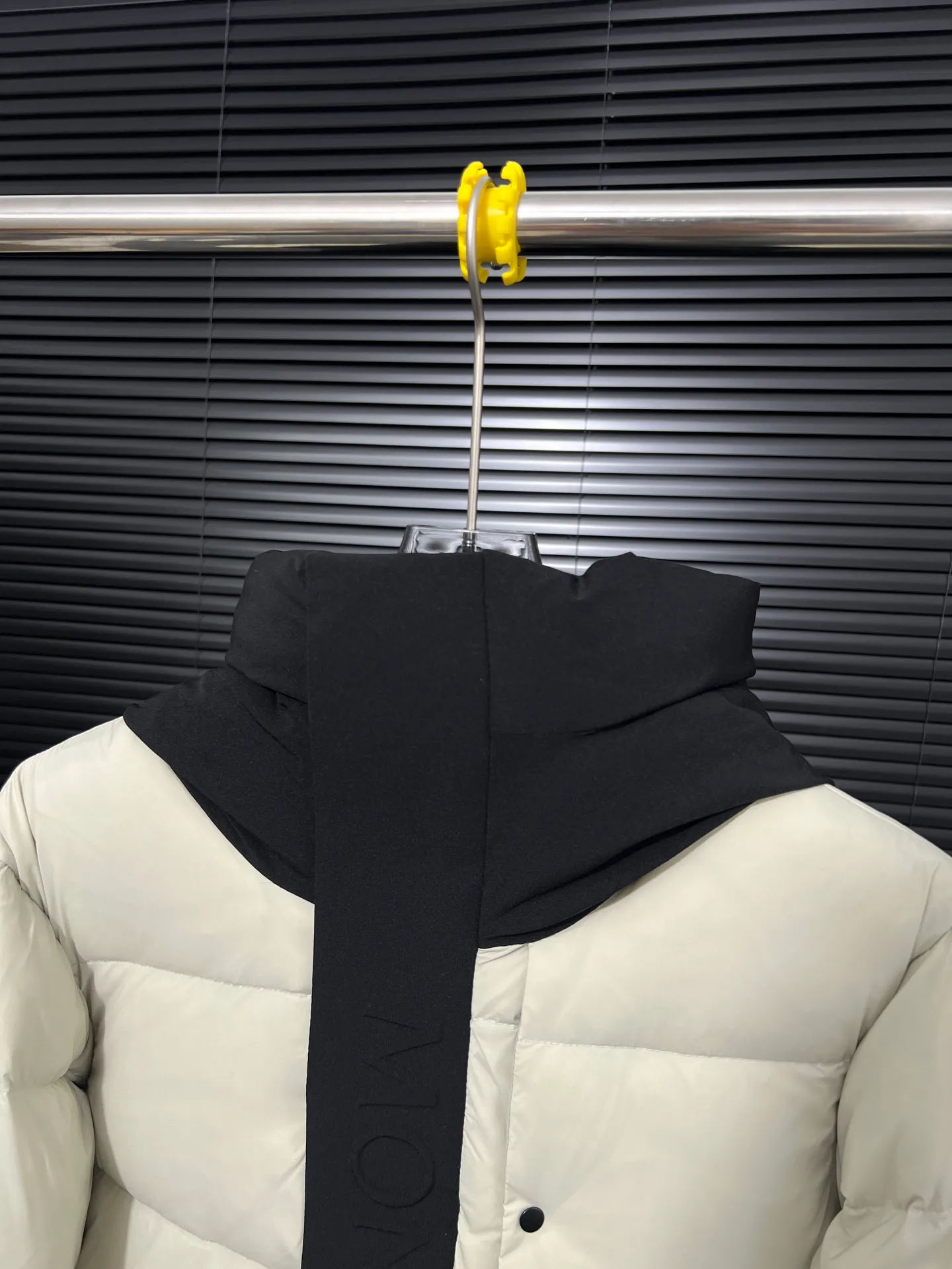 P740 top version Moncler FW22 Moncler European station logo embroidered hooded down jacket Official website price 28000+ Sold out version 600+ fill power National standard RDS certified 90% white duck down filling 243g high gram weight filling capacity Extremely cold and warm Very thick 150 degrees below Germany 🇩🇪 Anti-down needle Mercerized anti-down thread Up to 3 cm 13-needle high-density anti-down jacket Matte long fabric Embossed branding Hidden zipper and button closure Zippered breast pocket on the chest Original custom molded logo on the arms Original metal zippers Many details throughout the body Hardware accessories are from the original factory Loose fit Color: Beige Size: 1-2-3-4-5 Size Shoulder width Chest Length 1 48 113 71 2 50 119 72 3 52 124 74 4 54 130 76 5 56 136 78 (Purely manual measurement error 1-3 cm)