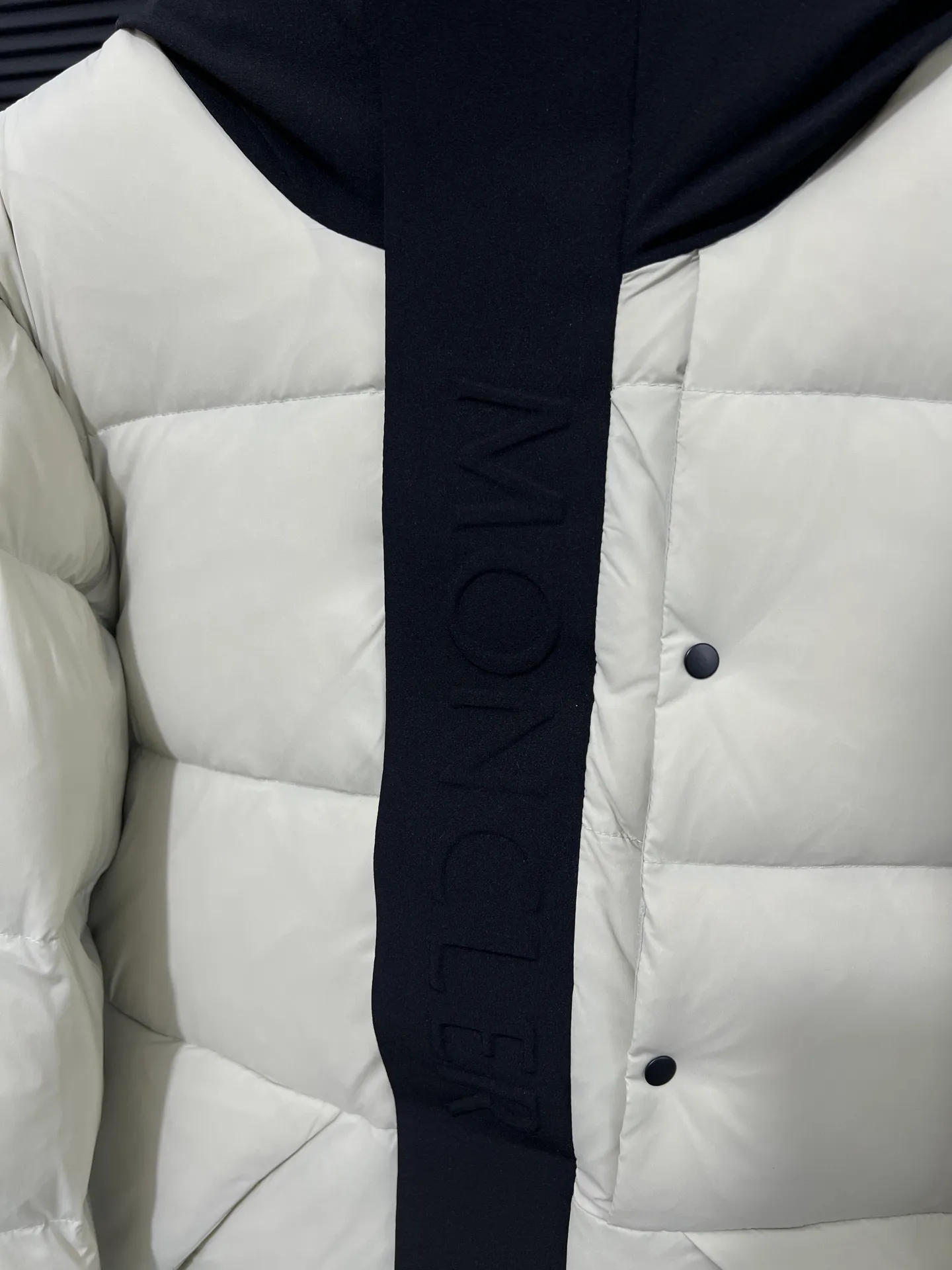 P740 top version Moncler FW22 Moncler European station logo embroidered hooded down jacket Official website price 28000+ Sold out version 600+ fill power National standard RDS certified 90% white duck down filling 243g high gram weight filling capacity Extremely cold and warm Very thick 150 degrees below Germany 🇩🇪 Anti-down needle Mercerized anti-down thread Up to 3 cm 13-needle high-density anti-down jacket Matte long fabric Embossed branding Hidden zipper and button closure Zippered breast pocket on the chest Original custom molded logo on the arms Original metal zippers Many details throughout the body Hardware accessories are from the original factory Loose fit Color: Beige Size: 1-2-3-4-5 Size Shoulder width Chest Length 1 48 113 71 2 50 119 72 3 52 124 74 4 54 130 76 5 56 136 78 (Purely manual measurement error 1-3 cm)