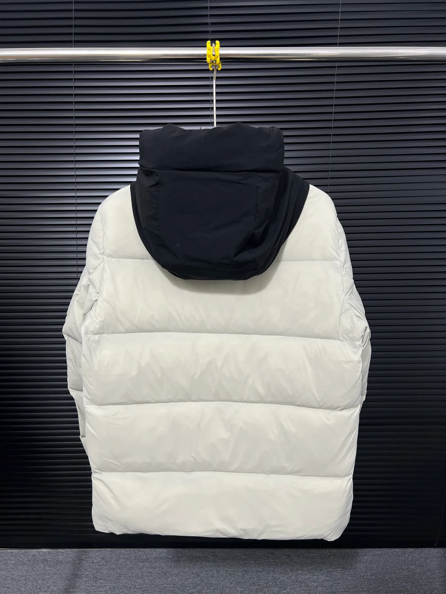 P740 top version Moncler FW22 Moncler European station logo embroidered hooded down jacket Official website price 28000+ Sold out version 600+ fill power National standard RDS certified 90% white duck down filling 243g high gram weight filling capacity Extremely cold and warm Very thick 150 degrees below Germany 🇩🇪 Anti-down needle Mercerized anti-down thread Up to 3 cm 13-needle high-density anti-down jacket Matte long fabric Embossed branding Hidden zipper and button closure Zippered breast pocket on the chest Original custom molded logo on the arms Original metal zippers Many details throughout the body Hardware accessories are from the original factory Loose fit Color: Beige Size: 1-2-3-4-5 Size Shoulder width Chest Length 1 48 113 71 2 50 119 72 3 52 124 74 4 54 130 76 5 56 136 78 (Purely manual measurement error 1-3 cm)