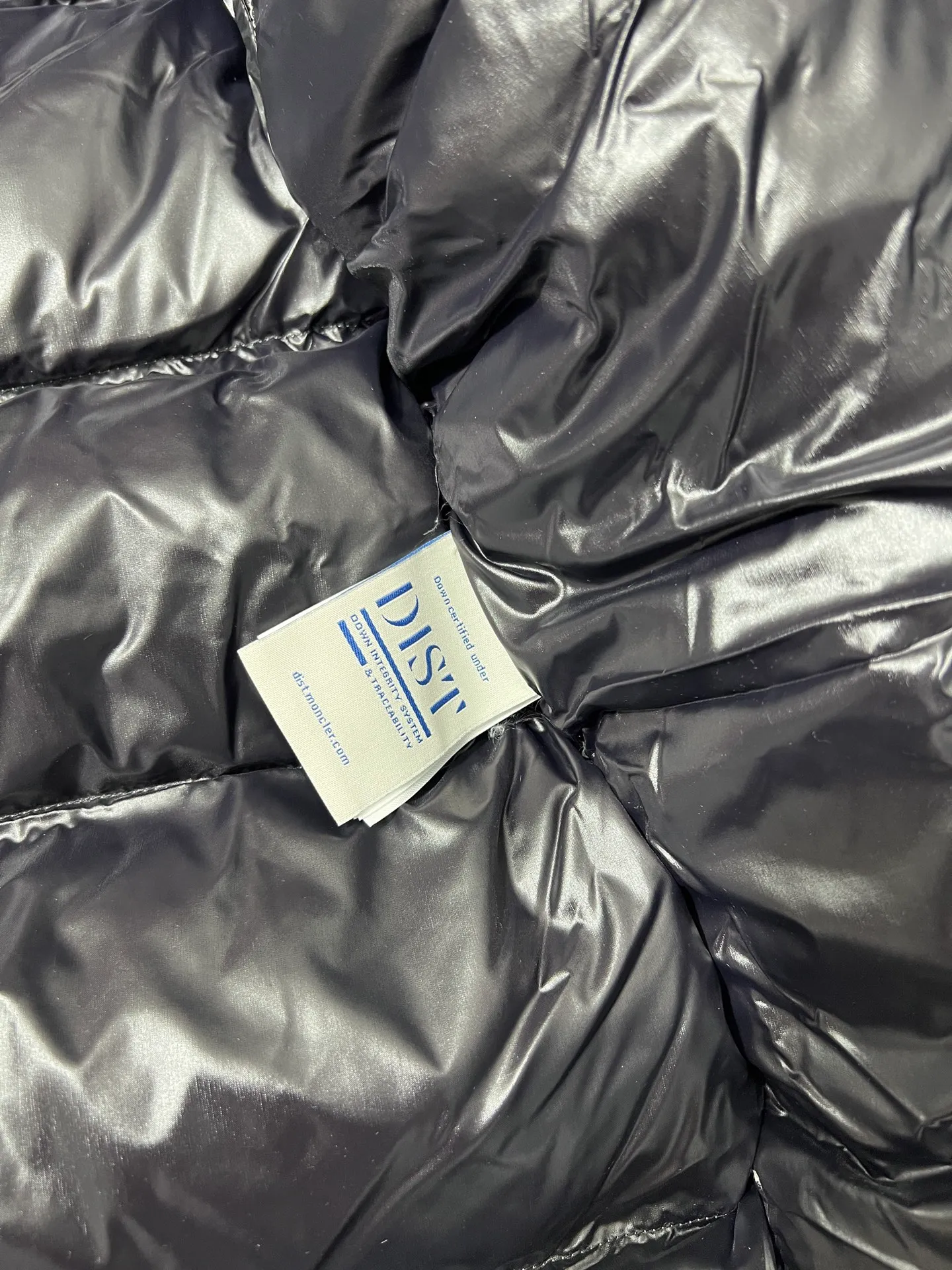 P740 top version Moncler FW22 Moncler European station logo embroidered hooded down jacket Official website price 28000+ Sold out version 600+ fill power National standard RDS certified 90% white duck down filling 243g high gram weight filling capacity Extremely cold and warm Very thick 150 degrees below Germany 🇩🇪 Anti-down needle Mercerized anti-down thread Up to 3 cm 13-needle high-density anti-down jacket Matte long fabric Embossed branding Hidden zipper and button closure Zippered breast pocket on the chest Original custom molded logo on the arms Original metal zippers Many details throughout the body Hardware accessories are from the original factory Loose fit Color: Beige Size: 1-2-3-4-5 Size Shoulder width Chest Length 1 48 113 71 2 50 119 72 3 52 124 74 4 54 130 76 5 56 136 78 (Purely manual measurement error 1-3 cm)