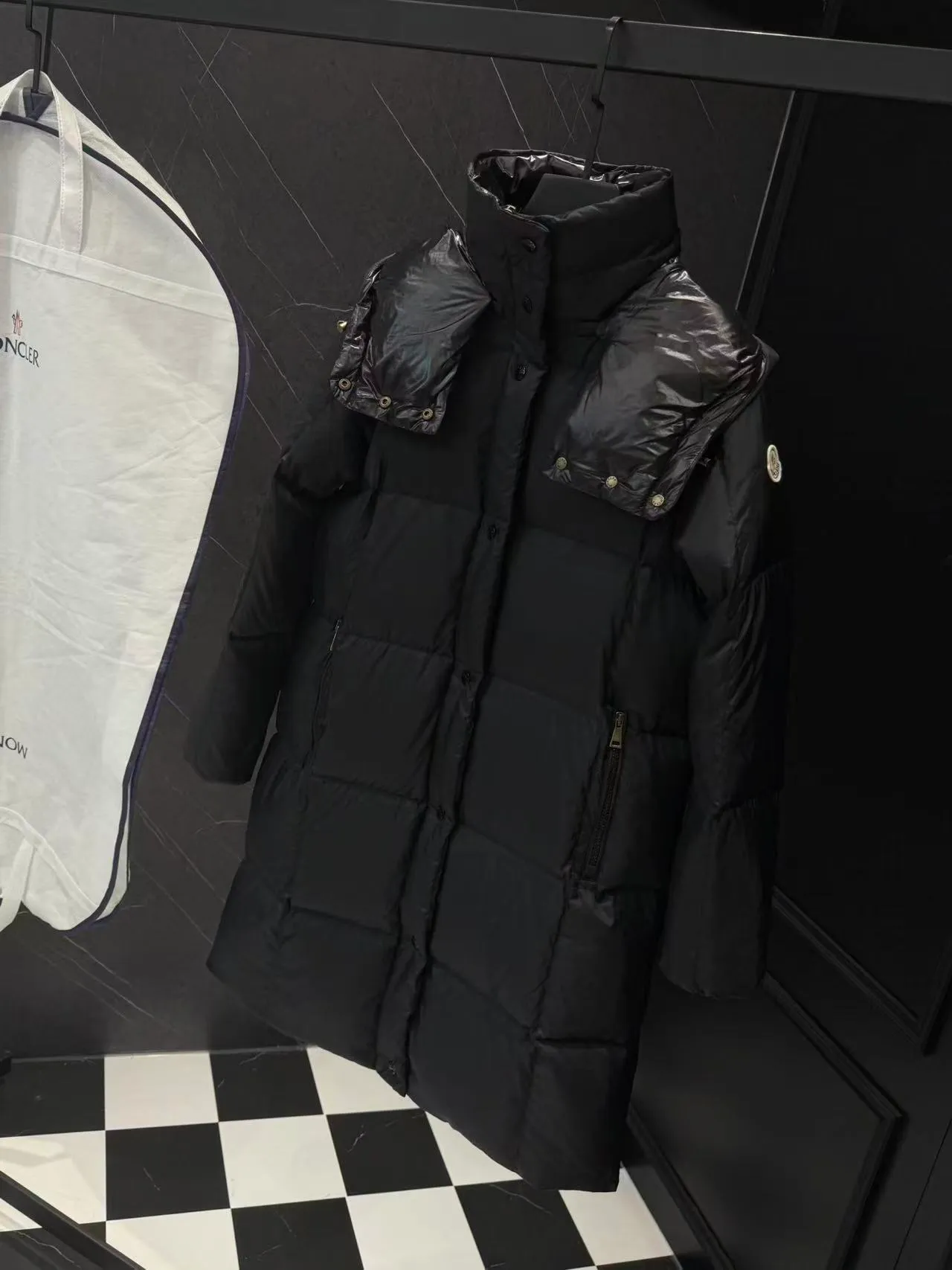 P1080 90 white goose down ✨25Moncler Litte white and black hooded long women's style Size: 1234 Color: black white