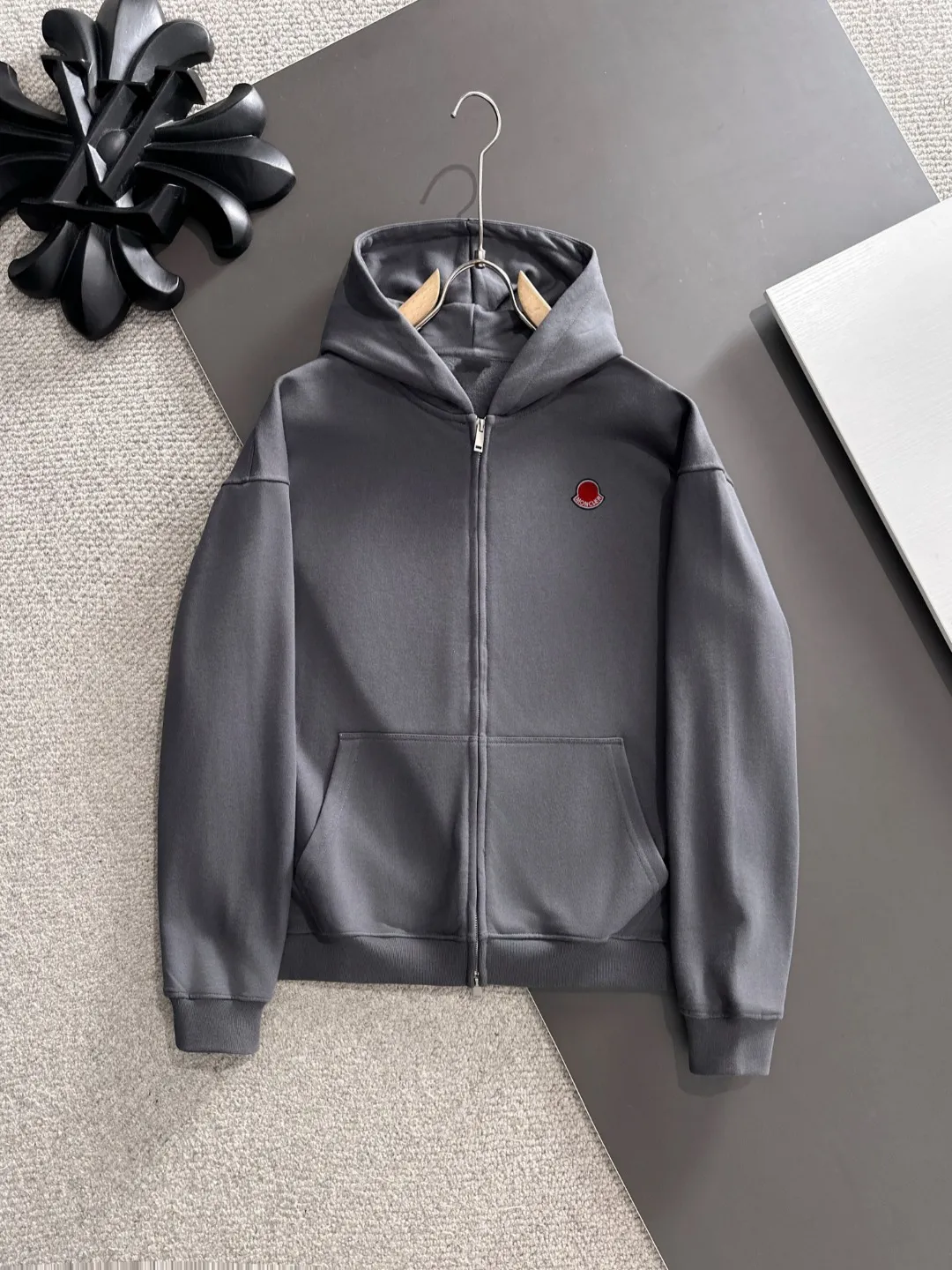 Next day delivery P460 High quality MONCLER/muzzle Exclusive debut of 25ss new autumn and winter lapel double zipper hooded sweatshirt jacket Many stars have the same style. Craftsmanship that ordinary small workshops cannot copy. We are not afraid of any challenges in terms of materials, detail restoration and craftsmanship, just to provide you with wonderful products. Compare the top original versions at will. No expense is spared just to do better. Unique imported fabric feel. Purely imported German machine production. Precision operation and thousands of needle density. A full set of new accessories with three standards can be customized at the same time. The upper body is versatile and fashionable. The perfect choice for autumn and winter. The must-have item. Size chart: S to XXL (or state your height and weight when placing an order)