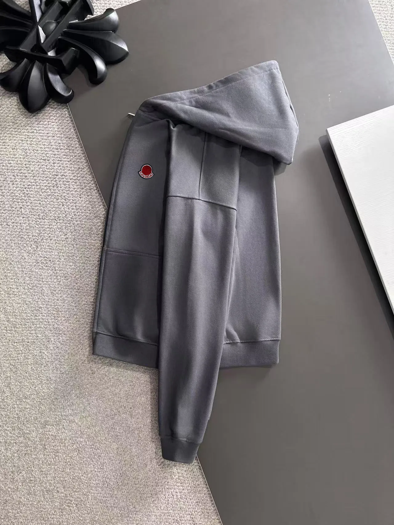 Next day delivery P460 High quality MONCLER/muzzle Exclusive debut of 25ss new autumn and winter lapel double zipper hooded sweatshirt jacket Many stars have the same style. Craftsmanship that ordinary small workshops cannot copy. We are not afraid of any challenges in terms of materials, detail restoration and craftsmanship, just to provide you with wonderful products. Compare the top original versions at will. No expense is spared just to do better. Unique imported fabric feel. Purely imported German machine production. Precision operation and thousands of needle density. A full set of new accessories with three standards can be customized at the same time. The upper body is versatile and fashionable. The perfect choice for autumn and winter. The must-have item. Size chart: S to XXL (or state your height and weight when placing an order)