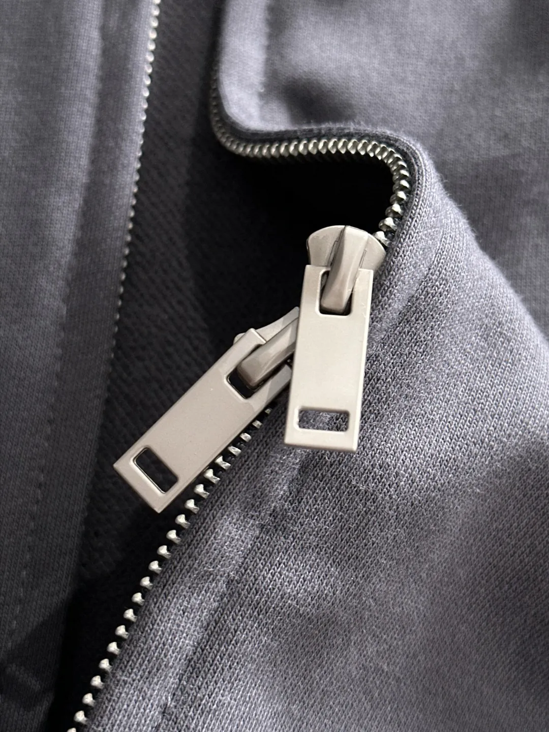Next day delivery P460 High quality MONCLER/muzzle Exclusive debut of 25ss new autumn and winter lapel double zipper hooded sweatshirt jacket Many stars have the same style. Craftsmanship that ordinary small workshops cannot copy. We are not afraid of any challenges in terms of materials, detail restoration and craftsmanship, just to provide you with wonderful products. Compare the top original versions at will. No expense is spared just to do better. Unique imported fabric feel. Purely imported German machine production. Precision operation and thousands of needle density. A full set of new accessories with three standards can be customized at the same time. The upper body is versatile and fashionable. The perfect choice for autumn and winter. The must-have item. Size chart: S to XXL (or state your height and weight when placing an order)