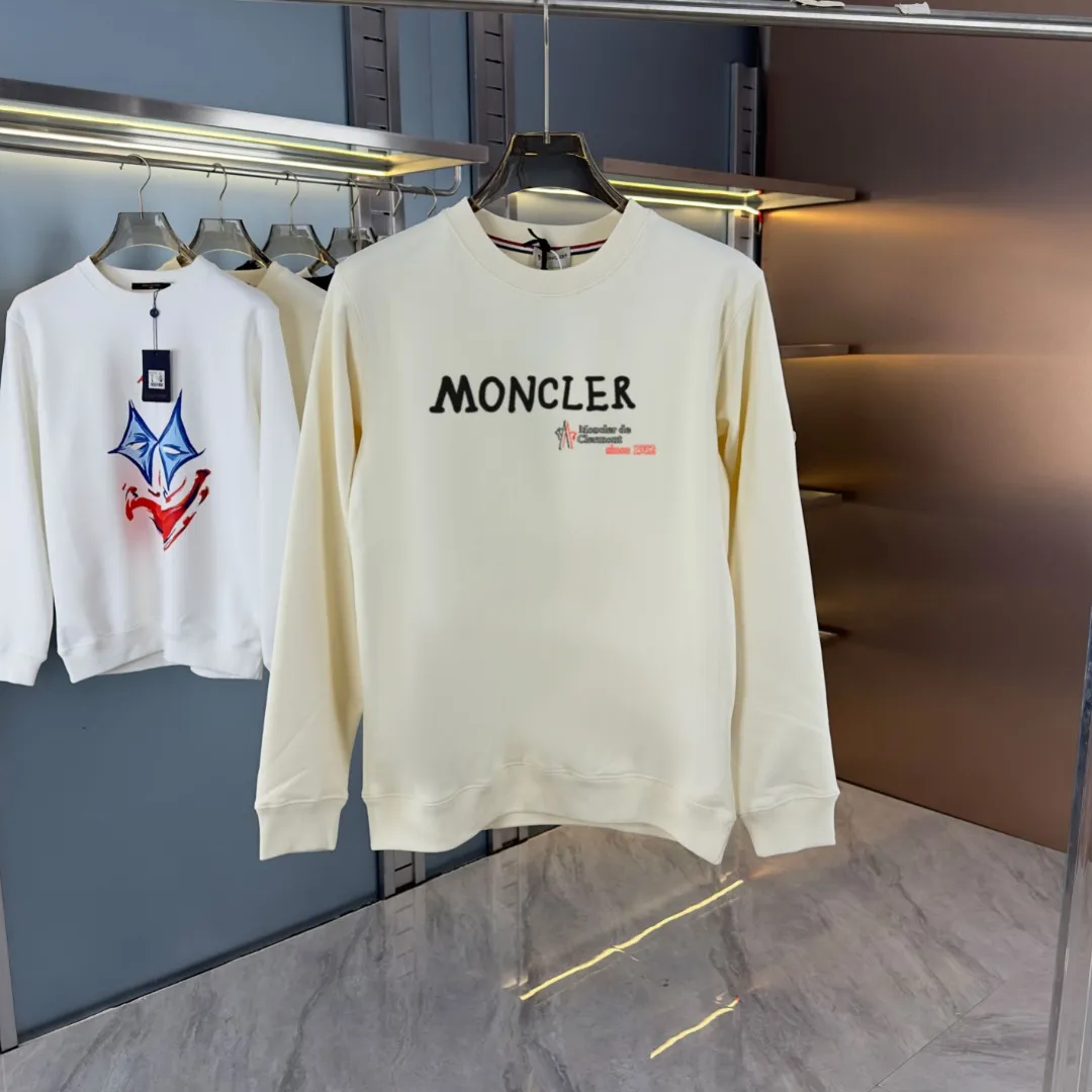 P210 high version sweatshirt) 📦With exclusive picture packaging📦 [Long-term ready stock] Upgraded version "Mobile phone smart sensor ~ NFC chip armband ~ Direct access to the official website anti-counterfeiting" 〖 𝐌𝐎𝐍𝐂𝐋𝐄𝐑 ~ Mouth covering〗 2025 new high quality, using 450g heavyweight fabric Different from the market currency, you can mix and match everything at will and you will be handsome😎The whole clothes is made of double waistcoats. The double waistcoats make the whole dress more three-dimensional. It is not an ordinary factory that can do such fine work. 2025 autumn and winter new style, on sale at the counter, exquisite printed round neck terry sweatshirt. High-end double-ply cotton. Customized stretch ribs are dyed in the same vat. Three standards are complete. It is matched with digital printing patterns and is very breathable. Same style for men and women. Color: black, white, apricot. Size: S M L XL 2XL