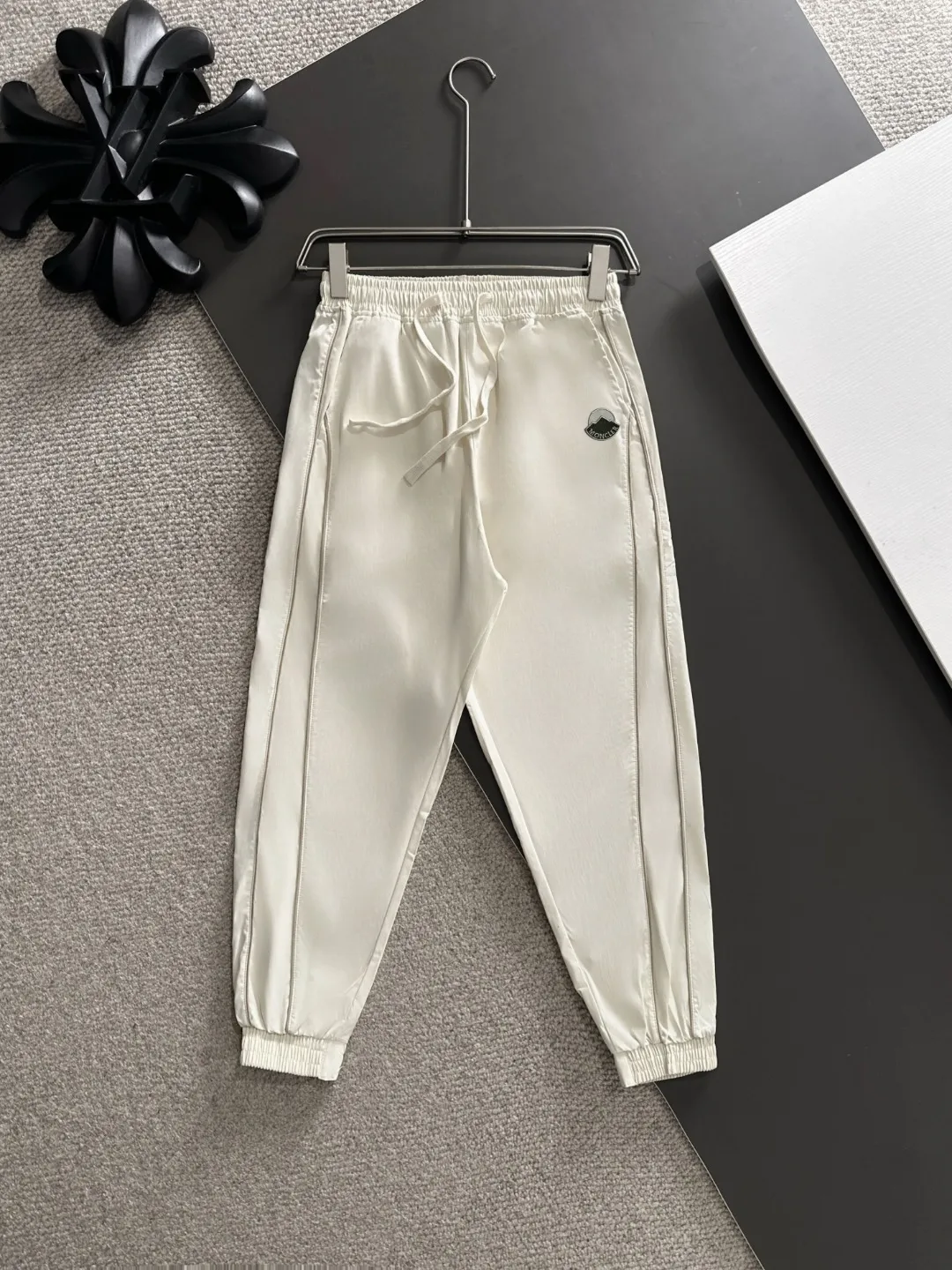 Ships in 2-3 days P720 MONCLER/Mongolian high quality 2025 autumn and winter new casual heavy industry suit Exclusively developed by yb! High quality production! The top version of the trading company channel order, external orders for imported custom fabrics, high breathability and comfort, impeccable details, absolutely worth buying! This type of suit is also a must-have for lazy people. You don’t have to think about how to match it, you can just get it in one set! Brand element design concept, delicate and soft feel! It presents a casual cut and the upper body shape is great! On sale simultaneously on the official website! From a high-end men's positioning brand, the low-key luxury taste is irresistible! Exquisite workmanship and impeccable quality! The overall style is simple, fashionable and timeless, fully meeting the requirements of stylish and tasteful dressing! Size: M to 5XL (or state your height and weight when placing an order)
