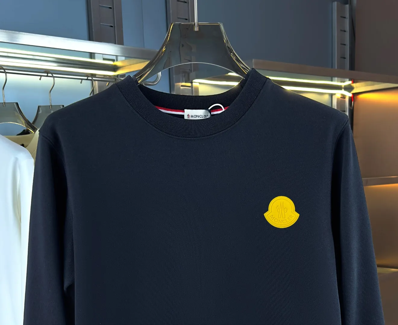 P210 High-version sweatshirt) [Long-term stock] 〖𝐌𝐎𝐍𝐂𝐋𝐄𝐑~Mask〗 Made of 440g heavy-weight fabric. It is different from the market currency. It can be matched with any variety and is properly handsome. 😎The whole dress is made of double waistcoats. The double waistcoats make the whole dress more three-dimensional. Not ordinary factories can do such fine work. 2025 Spring runway version of the T stage, on sale at the counter, round neck terry sweatshirt, high-end double-strand pure cotton, custom-made stretch ribs, dyed in the same vat, complete with three standards, matched with exquisite embroidered LOGO on the chest, simple and advanced, same style for men and women. Color: black, apricot, white, size: S M L XL 2XL