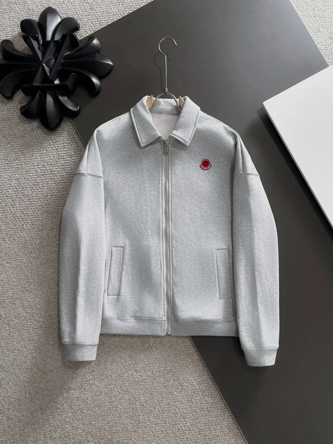 Next day shipment P460 MONCLER/Muzzle Exclusive launch of 25ss new autumn and winter lapel zipper jacket Many celebrities have the same style. Craftsmanship that ordinary small workshops cannot copy. We are not afraid of any challenges in terms of materials, detail restoration and craftsmanship, just to provide you with wonderful products. Compare the top original versions at will. No expense is spared just to make it better. Unique imported fabric feel. Purely imported German machine production. Precision operation and 10,000-needle density. A full set of new accessories and three standards are fully customized simultaneously. The upper body is versatile and fashionable. The perfect choice for autumn and winter. A must-have item. Size chart: S to XXL (or please state your height and weight when placing an order)