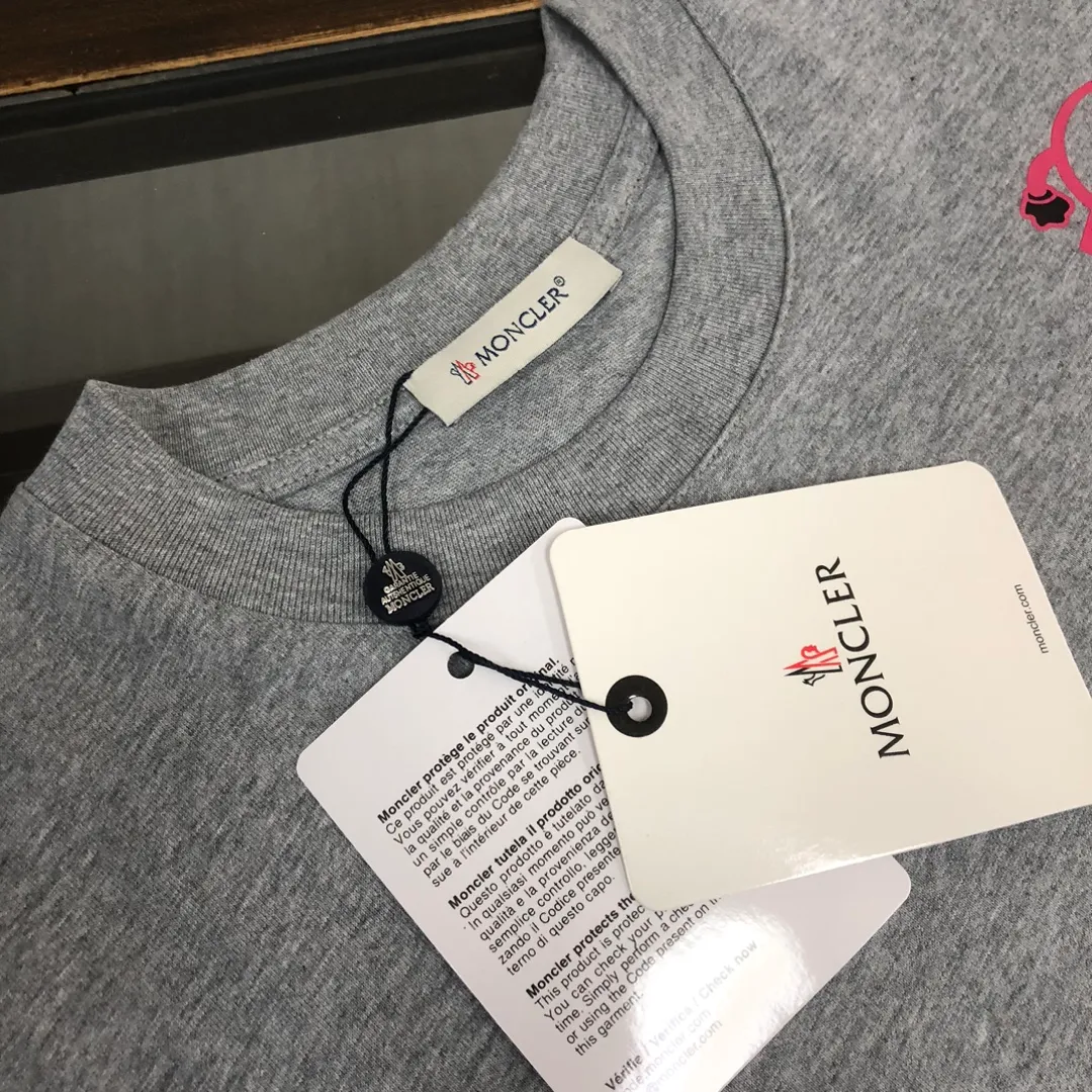P160 🔥MONCLER The latest short-sleeved T-shirt for couples ~ Featured brand print design ~ The fabric upper body is comfortable and breathable, not stiff, slim cut, made of high-end custom-made pure cotton fabric! The upper body is comfortable and stylish, and it can be worn alone as an inner layer. It is a must-have for fashionistas! ! ! Color: black, white, gray Size: S～XL (loose version, please state your height and weight when placing an order)