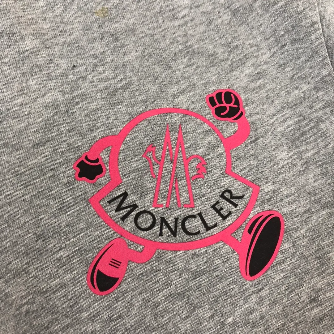 P160 🔥MONCLER The latest short-sleeved T-shirt for couples ~ Featured brand print design ~ The fabric upper body is comfortable and breathable, not stiff, slim cut, made of high-end custom-made pure cotton fabric! The upper body is comfortable and stylish, and it can be worn alone as an inner layer. It is a must-have for fashionistas! ! ! Color: black, white, gray Size: S～XL (loose version, please state your height and weight when placing an order)