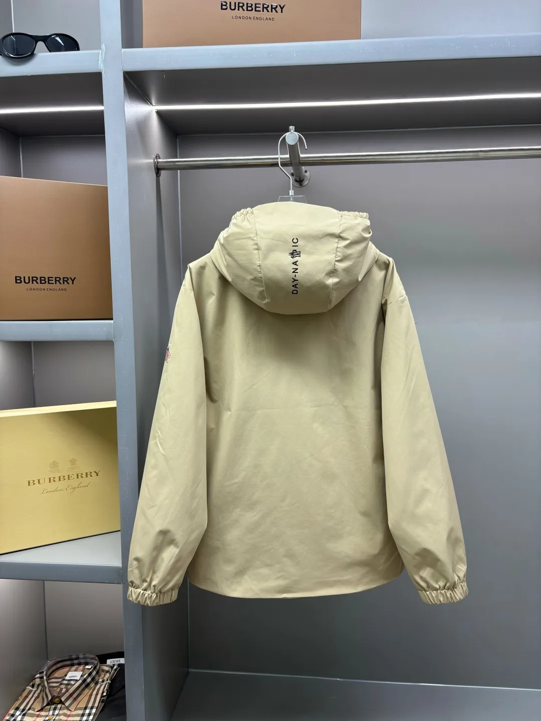 P720 Moncler functional hooded outdoor thin cotton jacket. Hong Kong trading company channel order, high-end OEM factory shipment. It was only after buying it from Italy's top luxury brand Mon.. e that I realized how high-end it is! Dare to compete with any brand of jacket on the market, this is the pinnacle! Impeccable quality presented to perfection. It's full and thick, but it's light and comfortable to wear, making it extremely comfortable and stress-free. It also ensures its warmth and cold resistance! Customized and functional splash-proof fabrics for customers, rich in luster, soft in color, crisp and stylish. Stand collar hooded, from design to fabric to functionality, all reflect the brand's unique vision and intention, regardless of cost, just to present good clothes to those who know how to appreciate them. Three-dimensional tailoring does not look bulky, creating a neat and capable temperament. Wear elegance in a simple way, especially in the cold winter, let the clothes with artisan details breathe. The royal and aristocratic styles follow you as if they were tailor-made, and the original hardware is customized for customers. Size: 48, 50, 52, 54, 56