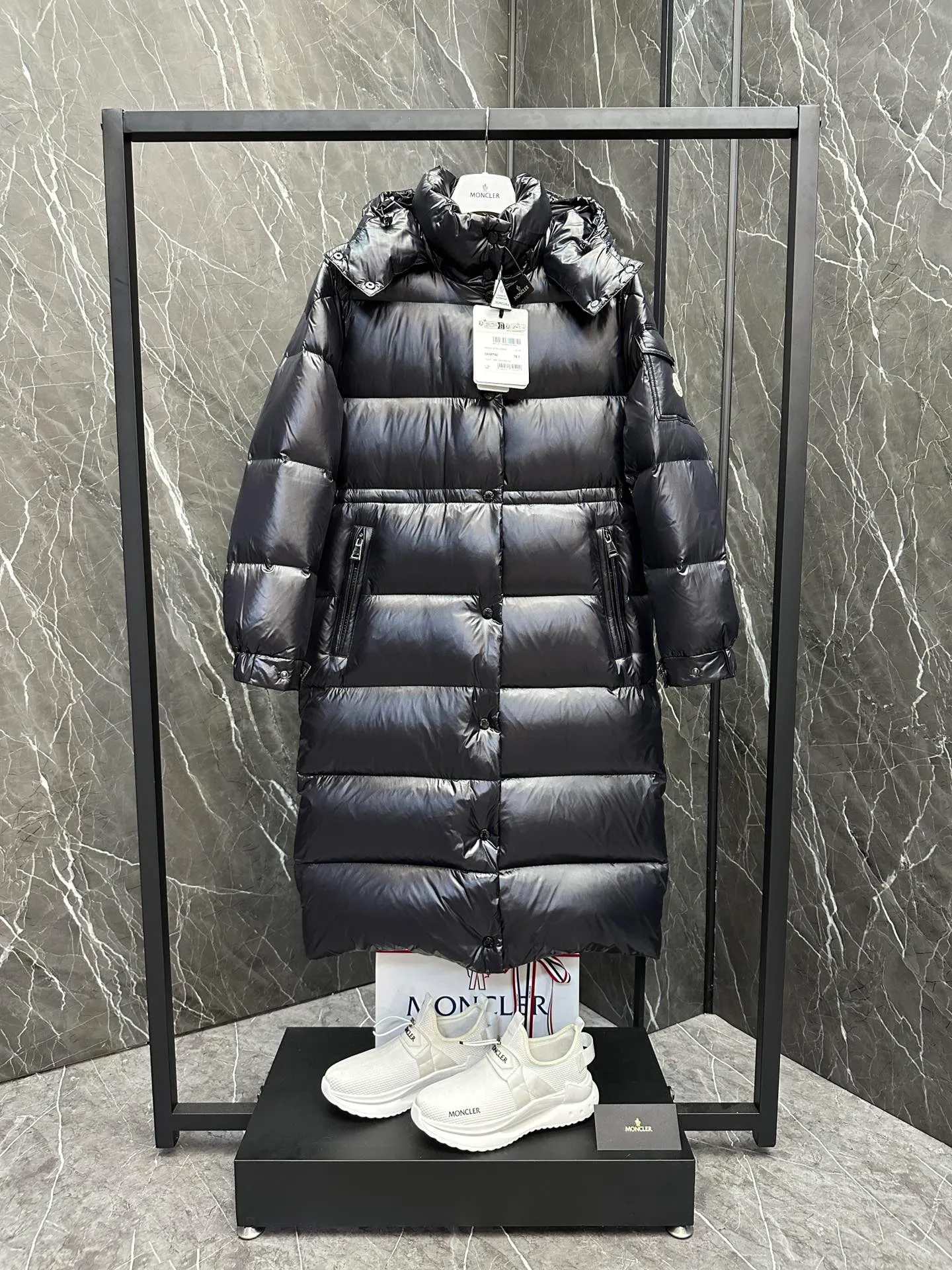 P800 Special Down ⬆️Moncler Cavettaz Long Women's Down Jacket Jacket. 480g duck down filling ❗️❗️❗️A walking duvet. Kill all low-end duck down shriveled versions. High-end exclusive. Dedicated to high-demand fairies with obsessive-compulsive disorder. The Cavettaz women's long down jacket is made of iconic nylon laqué fabric and is designed to cope with various environments.  The Cavettaz down jacket features a classic shape and checkered quilting for a simple yet distinct aesthetic. This long piece is made from nylon laqué fabric, giving it the instantly recognizable signature of the brand. Details Made of nylon laqué Nylon laqué lining Filled with down Removable hood Zipper and snap closure Zippered pockets Adjustable cuffs Elastic waist and hem Size: 1234 Black White 123 Fairy