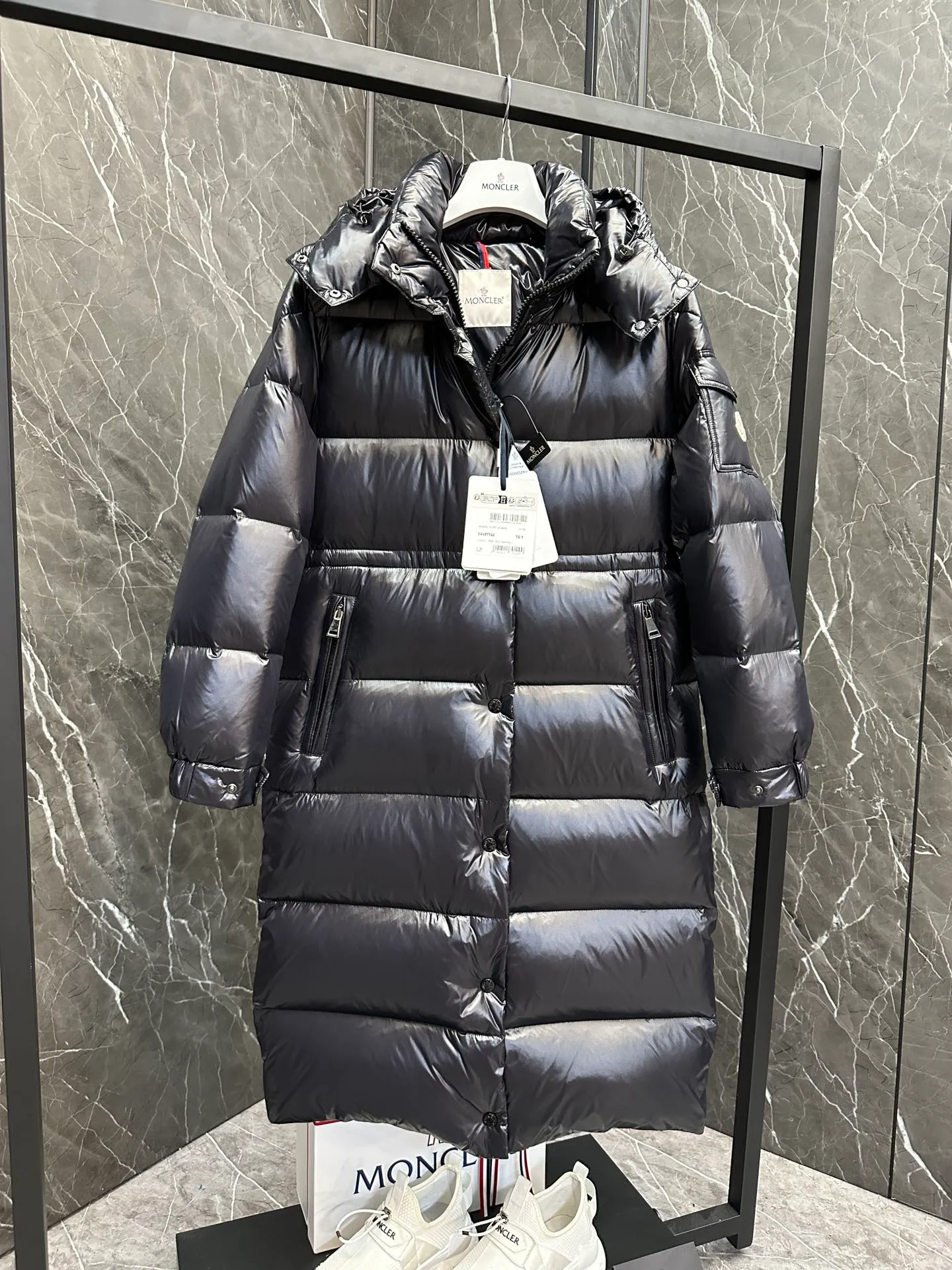 P800 Special Down ⬆️Moncler Cavettaz Long Women's Down Jacket Jacket. 480g duck down filling ❗️❗️❗️A walking duvet. Kill all low-end duck down shriveled versions. High-end exclusive. Dedicated to high-demand fairies with obsessive-compulsive disorder. The Cavettaz women's long down jacket is made of iconic nylon laqué fabric and is designed to cope with various environments.  The Cavettaz down jacket features a classic shape and checkered quilting for a simple yet distinct aesthetic. This long piece is made from nylon laqué fabric, giving it the instantly recognizable signature of the brand. Details Made of nylon laqué Nylon laqué lining Filled with down Removable hood Zipper and snap closure Zippered pockets Adjustable cuffs Elastic waist and hem Size: 1234 Black White 123 Fairy