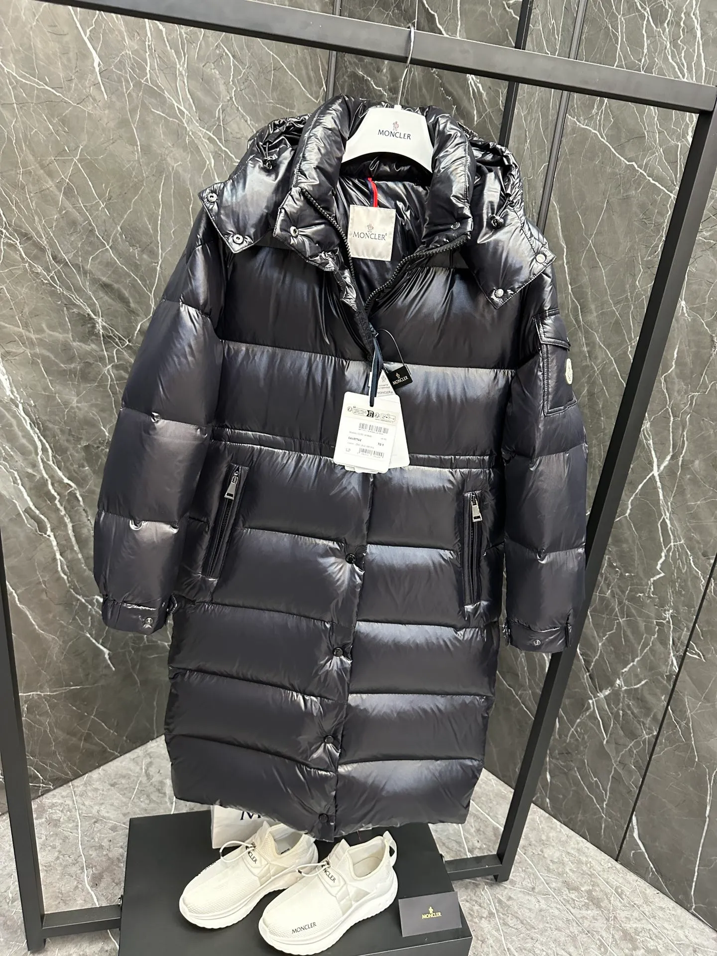 P800 Special Down ⬆️Moncler Cavettaz Long Women's Down Jacket Jacket. 480g duck down filling ❗️❗️❗️A walking duvet. Kill all low-end duck down shriveled versions. High-end exclusive. Dedicated to high-demand fairies with obsessive-compulsive disorder. The Cavettaz women's long down jacket is made of iconic nylon laqué fabric and is designed to cope with various environments.  The Cavettaz down jacket features a classic shape and checkered quilting for a simple yet distinct aesthetic. This long piece is made from nylon laqué fabric, giving it the instantly recognizable signature of the brand. Details Made of nylon laqué Nylon laqué lining Filled with down Removable hood Zipper and snap closure Zippered pockets Adjustable cuffs Elastic waist and hem Size: 1234 Black White 123 Fairy