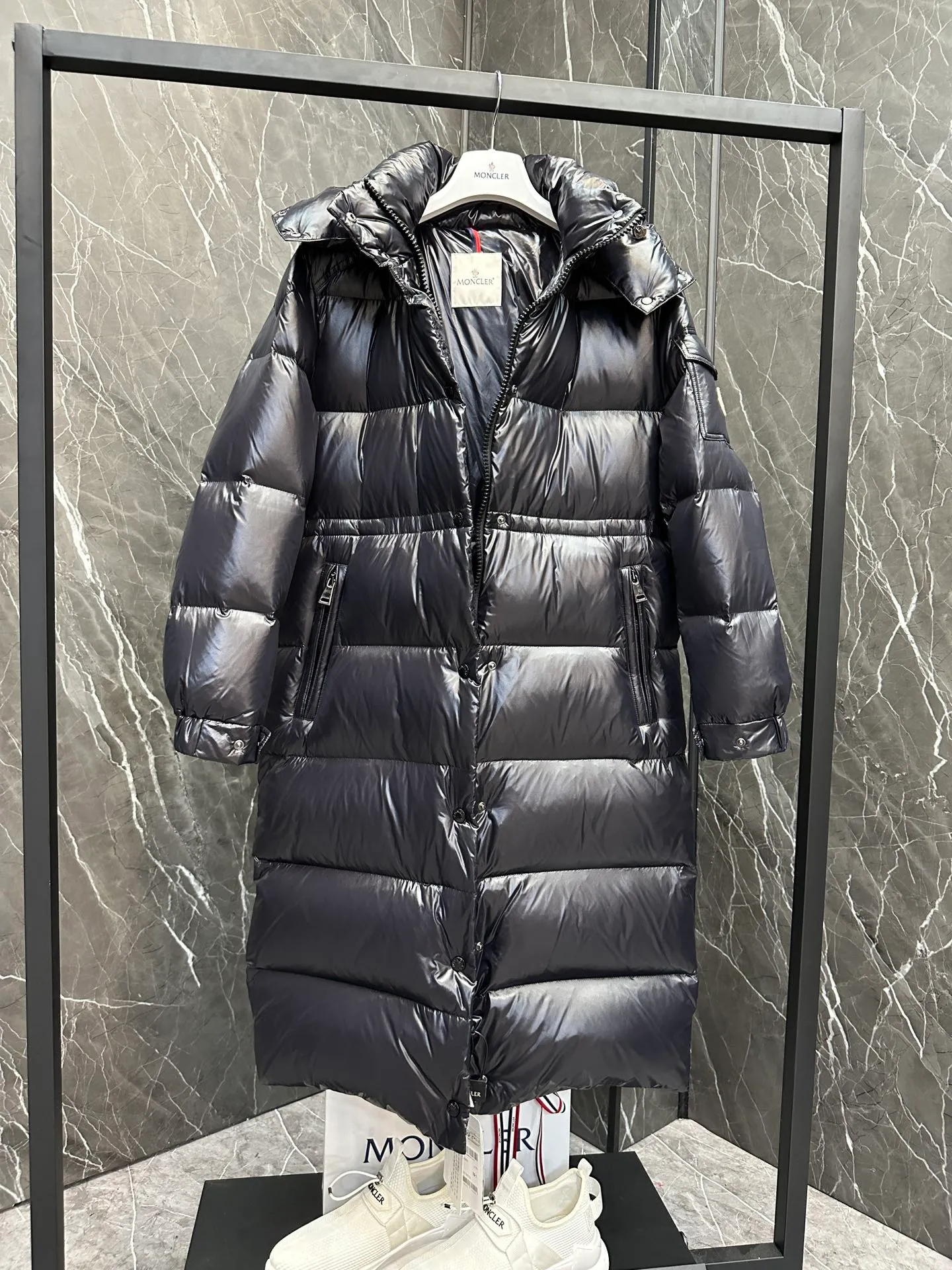 P800 Special Down ⬆️Moncler Cavettaz Long Women's Down Jacket Jacket. 480g duck down filling ❗️❗️❗️A walking duvet. Kill all low-end duck down shriveled versions. High-end exclusive. Dedicated to high-demand fairies with obsessive-compulsive disorder. The Cavettaz women's long down jacket is made of iconic nylon laqué fabric and is designed to cope with various environments.  The Cavettaz down jacket features a classic shape and checkered quilting for a simple yet distinct aesthetic. This long piece is made from nylon laqué fabric, giving it the instantly recognizable signature of the brand. Details Made of nylon laqué Nylon laqué lining Filled with down Removable hood Zipper and snap closure Zippered pockets Adjustable cuffs Elastic waist and hem Size: 1234 Black White 123 Fairy