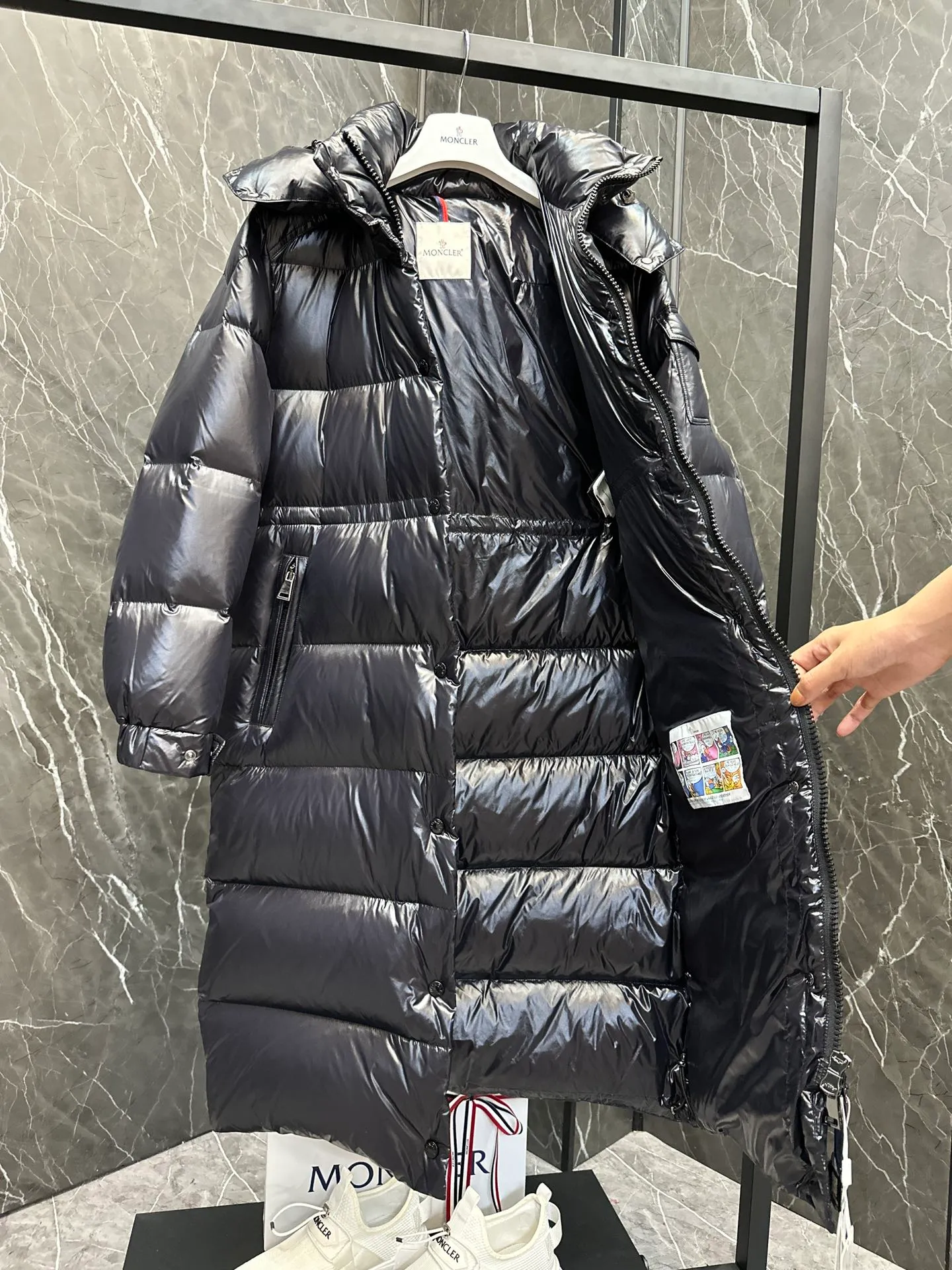 P800 Special Down ⬆️Moncler Cavettaz Long Women's Down Jacket Jacket. 480g duck down filling ❗️❗️❗️A walking duvet. Kill all low-end duck down shriveled versions. High-end exclusive. Dedicated to high-demand fairies with obsessive-compulsive disorder. The Cavettaz women's long down jacket is made of iconic nylon laqué fabric and is designed to cope with various environments.  The Cavettaz down jacket features a classic shape and checkered quilting for a simple yet distinct aesthetic. This long piece is made from nylon laqué fabric, giving it the instantly recognizable signature of the brand. Details Made of nylon laqué Nylon laqué lining Filled with down Removable hood Zipper and snap closure Zippered pockets Adjustable cuffs Elastic waist and hem Size: 1234 Black White 123 Fairy