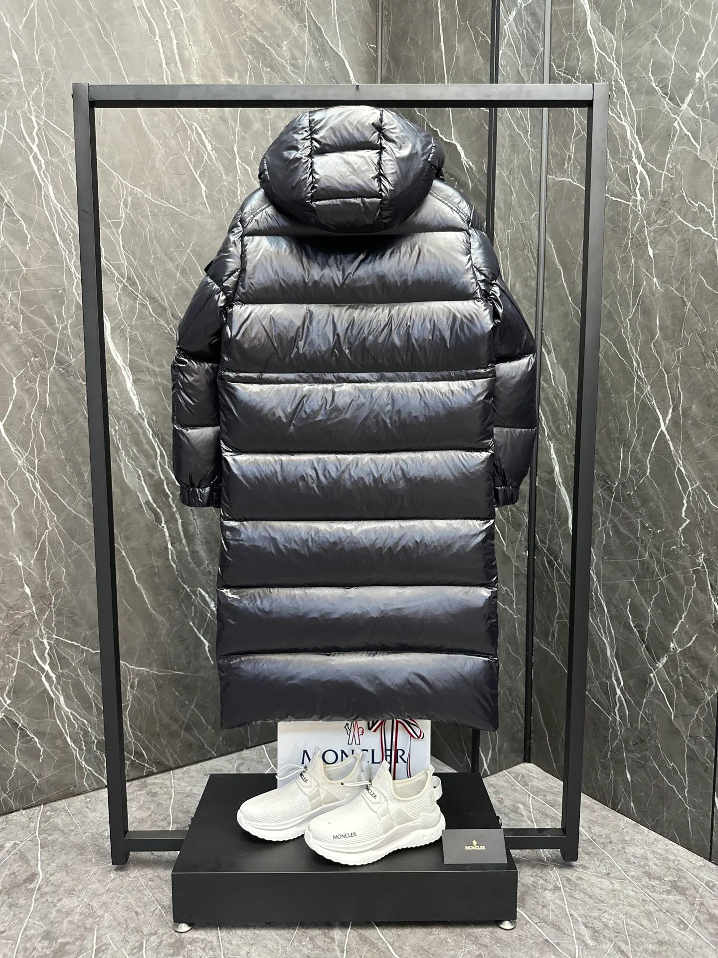 P800 Special Down ⬆️Moncler Cavettaz Long Women's Down Jacket Jacket. 480g duck down filling ❗️❗️❗️A walking duvet. Kill all low-end duck down shriveled versions. High-end exclusive. Dedicated to high-demand fairies with obsessive-compulsive disorder. The Cavettaz women's long down jacket is made of iconic nylon laqué fabric and is designed to cope with various environments.  The Cavettaz down jacket features a classic shape and checkered quilting for a simple yet distinct aesthetic. This long piece is made from nylon laqué fabric, giving it the instantly recognizable signature of the brand. Details Made of nylon laqué Nylon laqué lining Filled with down Removable hood Zipper and snap closure Zippered pockets Adjustable cuffs Elastic waist and hem Size: 1234 Black White 123 Fairy