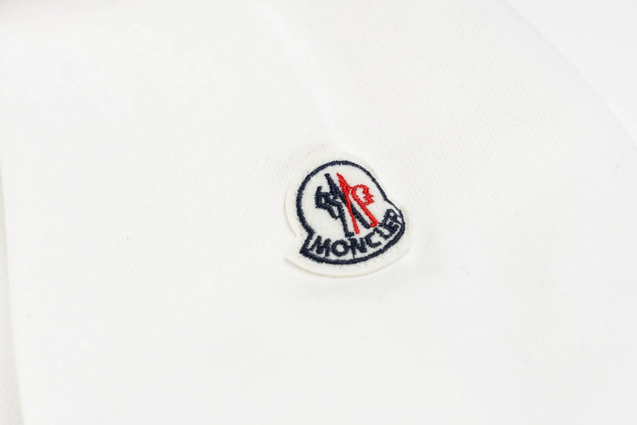 P230 model number SL334 MONCLER masked letter logo embroidered round neck sweatshirt. The fabric is made of 400g terry terry with a high weight of 95 cotton 5 hydrogen fiber 1×1 double yarn. It will not deform after washing for a lifetime. The same style for men and women. Official website details are the same. Full set of packaging. Complete three standards. Moisture-proof paper. Distinguish market currency. Feel free to compare OS version. Can wear up to 200 pounds. The upper body is comfortable and stylish. Color: black and white. Size: S-XL