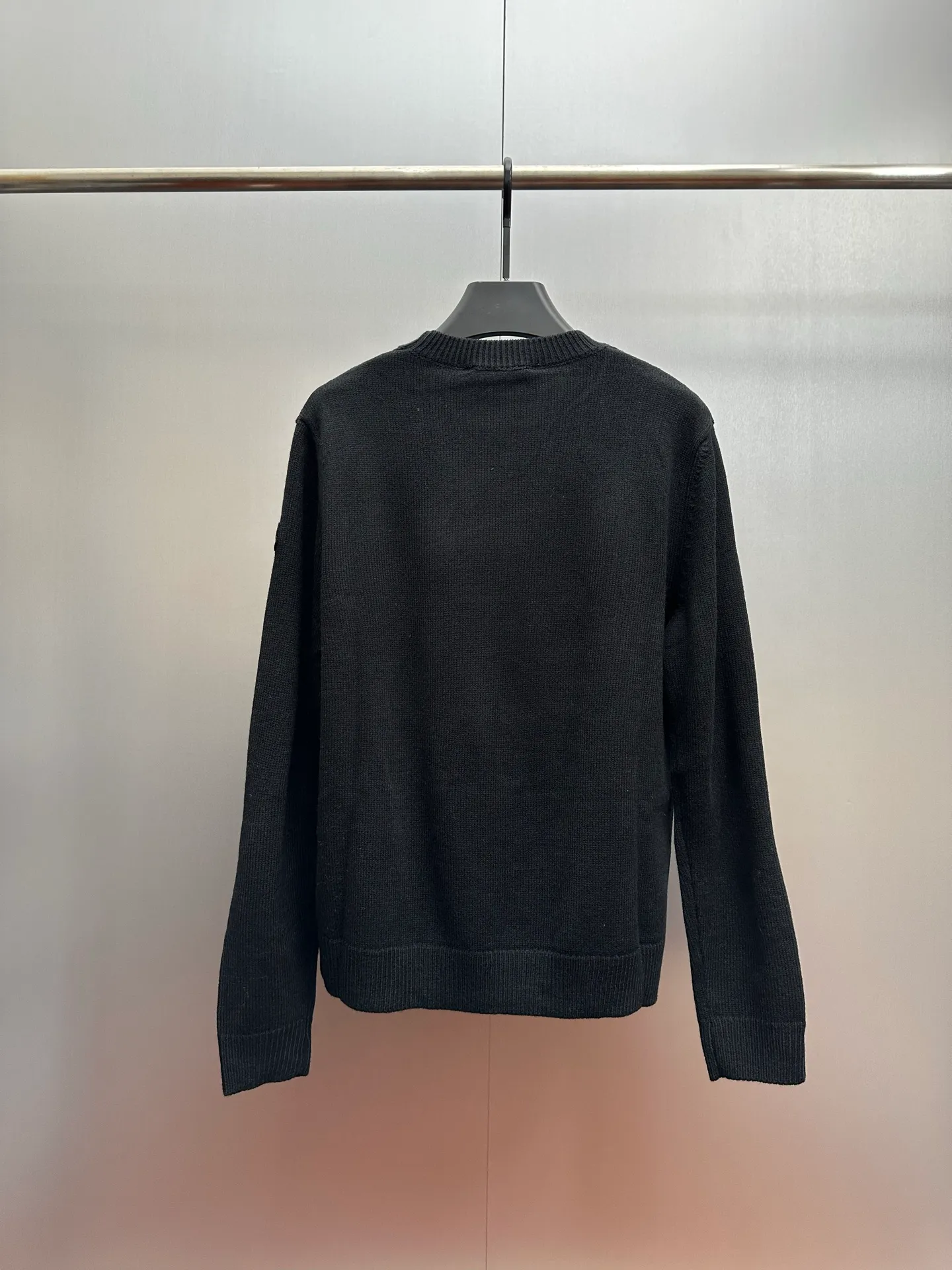 P450 💰MONCLER embroidered logo round neck long-sleeved sweater, genuine product purchased and developed by 3773, 35% wool double-ply blended wool, using Japanese imported loom (silver flute) seven needles, wool enzyme washing, wool jacquard, customized 1:1 chapter, customized 1:1 trademark, fitted version size: S M L XL