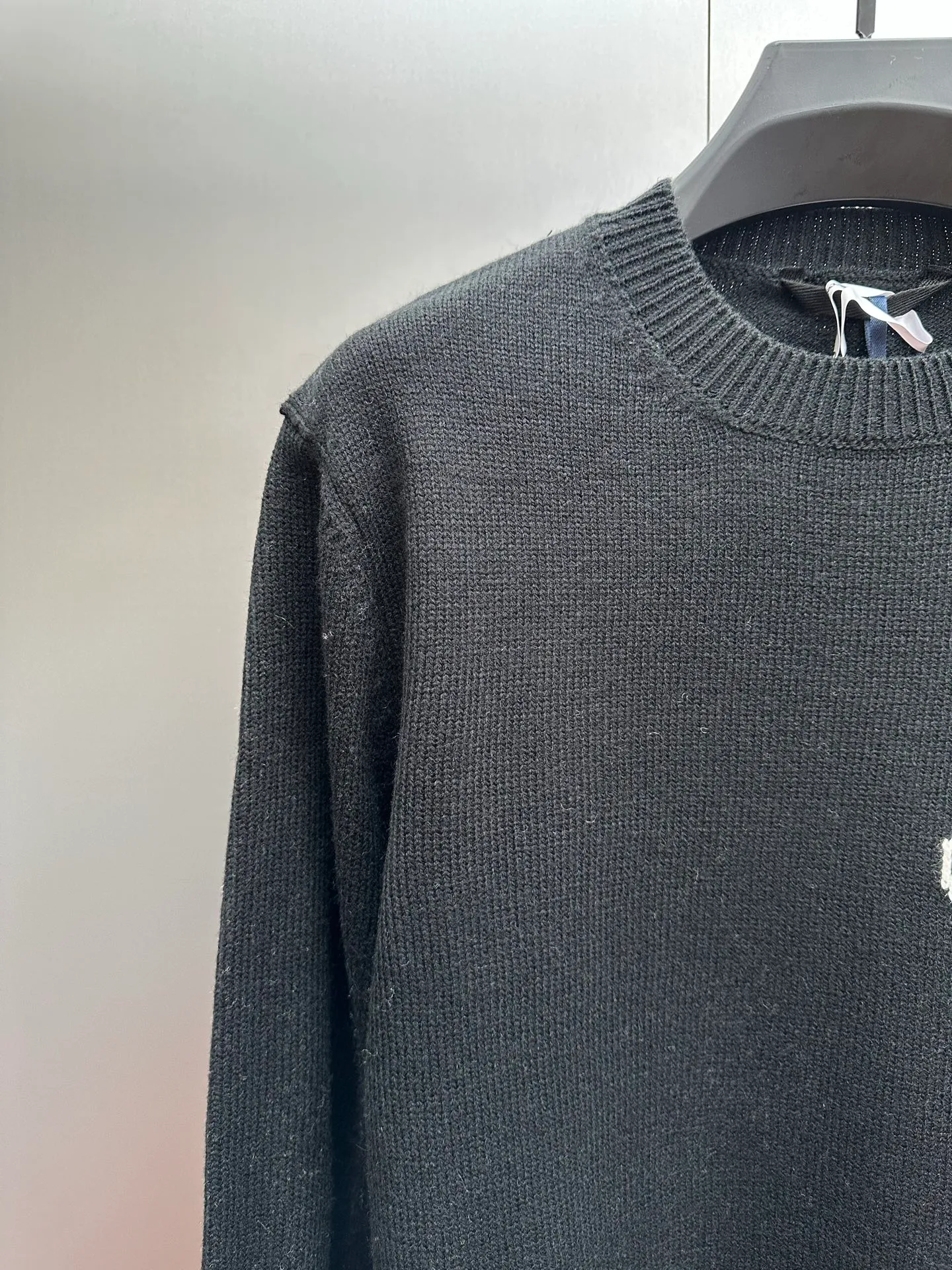 P450 💰MONCLER embroidered logo round neck long-sleeved sweater, genuine product purchased and developed by 3773, 35% wool double-ply blended wool, using Japanese imported loom (silver flute) seven needles, wool enzyme washing, wool jacquard, customized 1:1 chapter, customized 1:1 trademark, fitted version size: S M L XL