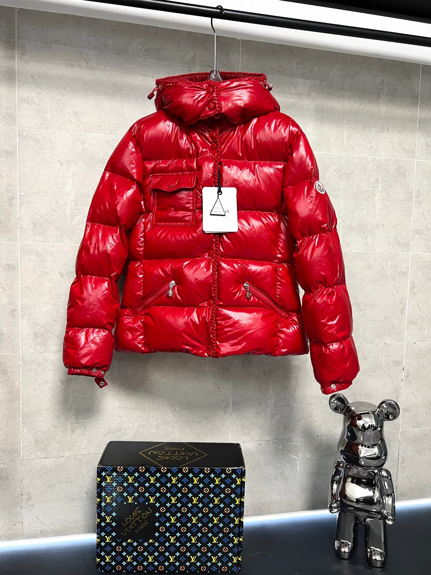 P900 Moncler Mouth GLAREINS Small Waist Hooded Floral Trimmed Small Waist Small Pocket Down Jacket The upgraded version of the small waist UP!! It is still a super slim waist style, with no-wash imitation wax leather fabric, and the brim collar and placket are matched with the same color twist braid design, which is full of elegance and suitable for various exquisite styles. A full set of hardware accessories, customized color matching snap buttons and sliders, 90 velvet filling. White Moonlight among the hottest items! Color: Black White Blue Red Size: 0123
