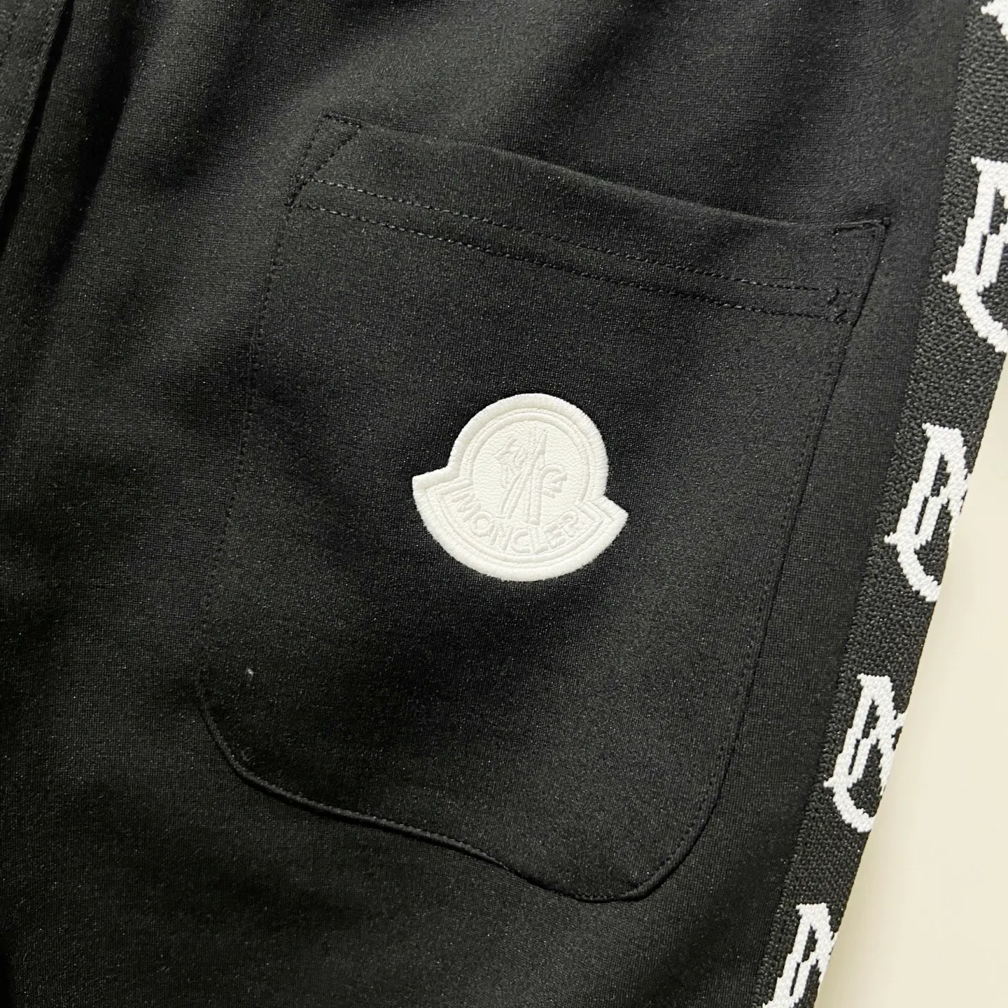 P230 MONCLER/muzzle custom fabric suit casual sweatpants, color-blocking design embroidery🪡 micro-label LOGO hand sleeve webbing technology, official synchronization, high version, high quality, fashionable personality, versatile trend, pure original quality, original fabric, tag, collar label, washed wheat, complete three standards, color: black and white, black green, black yellow. Size: S-2XL