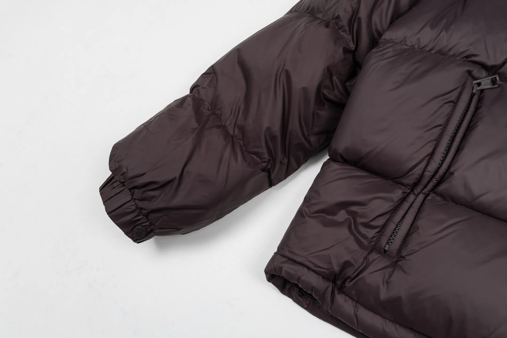 P840 model number Y181 Moncler Cyclone-Moncler 24 new style detachable sleeves two-in-one down jacket The fabric is made of nylon resin fabric, which is windproof and cold-proof in winter. The inner filling is made of 90 goose down, and the down filling is as high as 400g. The upper body is extremely warm. The clothes use the sleeve and hood removal process, which is complicated and time-consuming. It can be used as a vest when it is removed and can be worn multiple times. It has custom-made small letter buttons with a mask and a hardware logo slider. It is made from the original version of the authentic counter. It has three complete standards and the original version. It is a popular down jacket that has been in the market for 24 years. You can buy it with confidence. Color: Black red/black green Size: 1 2 3 4