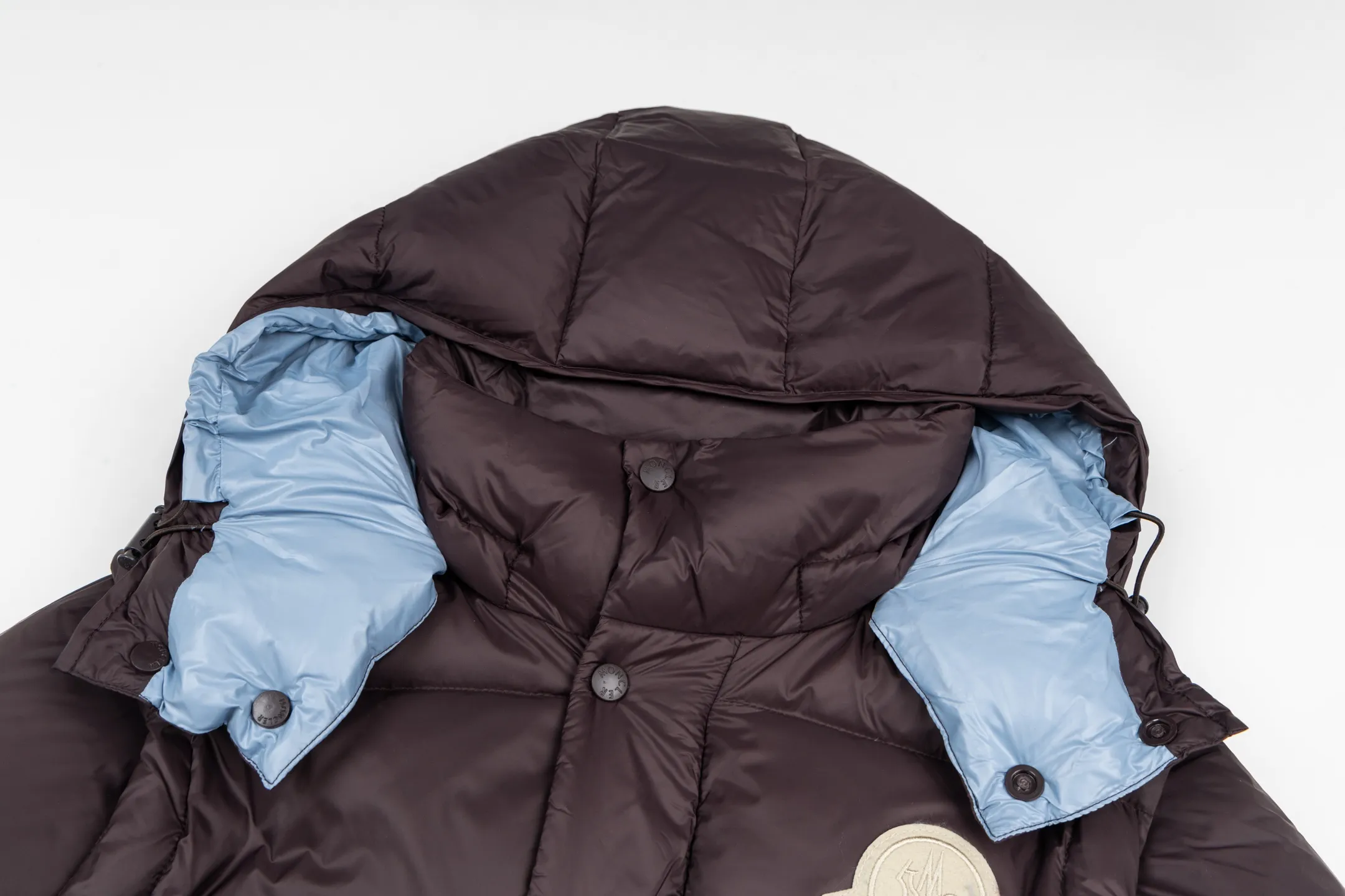 P840 model number Y181 Moncler Cyclone-Moncler 24 new style detachable sleeves two-in-one down jacket The fabric is made of nylon resin fabric, which is windproof and cold-proof in winter. The inner filling is made of 90 goose down, and the down filling is as high as 400g. The upper body is extremely warm. The clothes use the sleeve and hood removal process, which is complicated and time-consuming. It can be used as a vest when it is removed and can be worn multiple times. It has custom-made small letter buttons with a mask and a hardware logo slider. It is made from the original version of the authentic counter. It has three complete standards and the original version. It is a popular down jacket that has been in the market for 24 years. You can buy it with confidence. Color: Black red/black green Size: 1 2 3 4