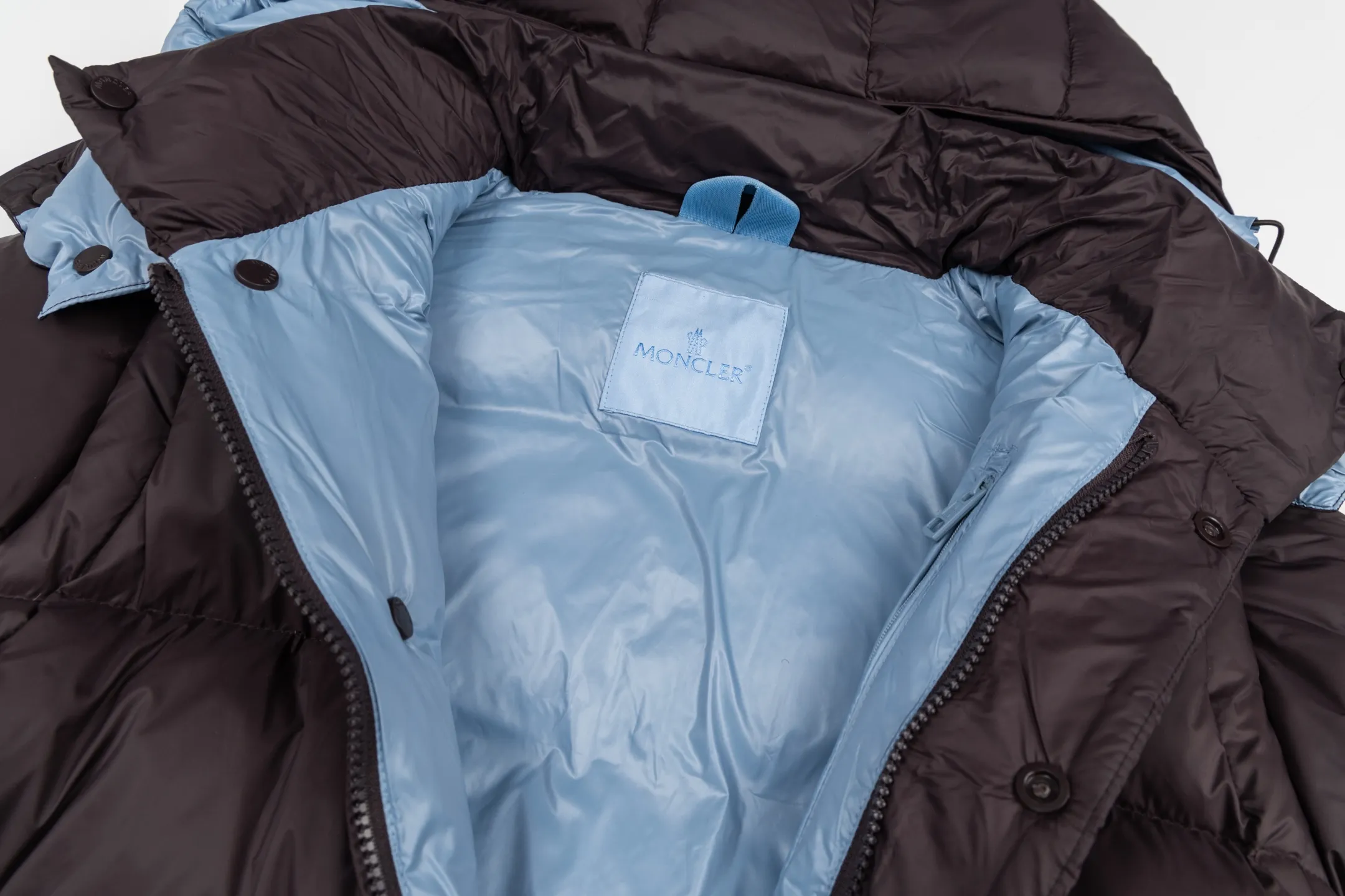 P840 model number Y181 Moncler Cyclone-Moncler 24 new style detachable sleeves two-in-one down jacket The fabric is made of nylon resin fabric, which is windproof and cold-proof in winter. The inner filling is made of 90 goose down, and the down filling is as high as 400g. The upper body is extremely warm. The clothes use the sleeve and hood removal process, which is complicated and time-consuming. It can be used as a vest when it is removed and can be worn multiple times. It has custom-made small letter buttons with a mask and a hardware logo slider. It is made from the original version of the authentic counter. It has three complete standards and the original version. It is a popular down jacket that has been in the market for 24 years. You can buy it with confidence. Color: Black red/black green Size: 1 2 3 4