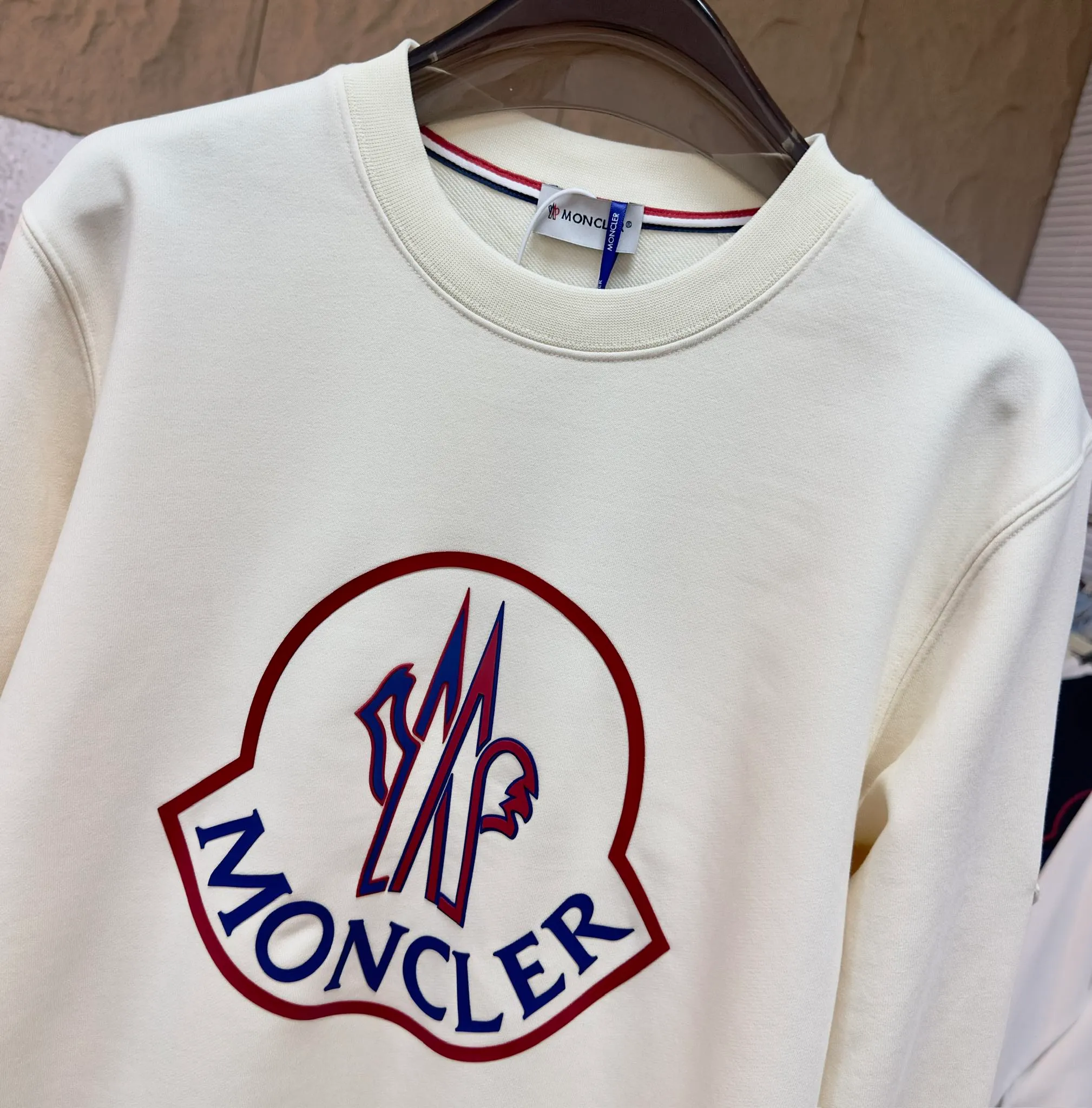 P280 Brand: Mengkou🤳𝐌𝐎𝐍𝐂𝐋𝐄𝐑 Fabric: ☑️Made of 440g double-strand pure cotton terry👕 Fabric: ☑️Thread with 1*1 double yarn thread. 🔜Comes with dyeing in the same tank. Technology: ☑️Using multi-layer color matching 3D three-dimensional silicone technology, 🇧🇫restore the original computer scan and print at a 1:1 ratio. The pattern is clear and concave and convex, a rare high-end product on the market! 🇲🇩All three standards are complete! Size: ☑️S 〰️M 〰️L 〰️XL 〰️XXL