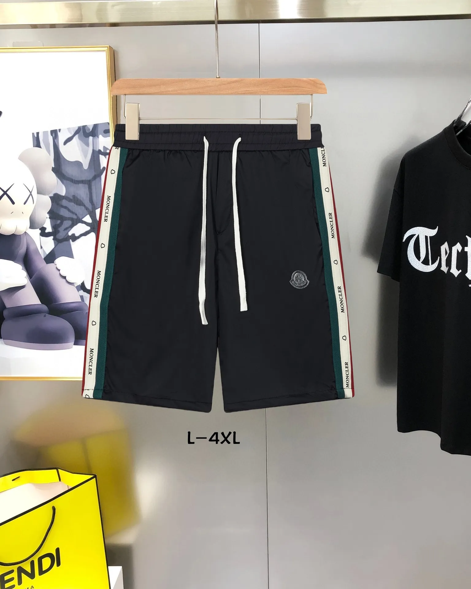 P190 Moncler/Moncler 2025 new fashion casual shorts, the most fashionable and latest logo decorated versatile casual shorts! The 25-year-old limited-edition trousers are a must-have item for all trendy men, and are a very popular style. A classic, luxurious and charming model, with super good looks and great matching effect. This is an exquisite and fashionable item! The absolute signature product is also the most worth buying. Versatile fashionable temperament, with high-street and personalized effects, full of attractions. Whether it is from the overall design of the pants body or the smallest details, you can feel the ultra-high standard of this style. The grade is very extraordinary and it is in line with the current trend aesthetic. The upper body is youthful and energetic, showing off your own taste and style. It is perfect. Made of top-grade polyester fiber cotton fabric, the overall touch is extremely comfortable and the skin-friendly effect is high-grade. This item is destined to be worn on the high street and perfectly meets the needs of various wearing occasions. Size: L～4XL