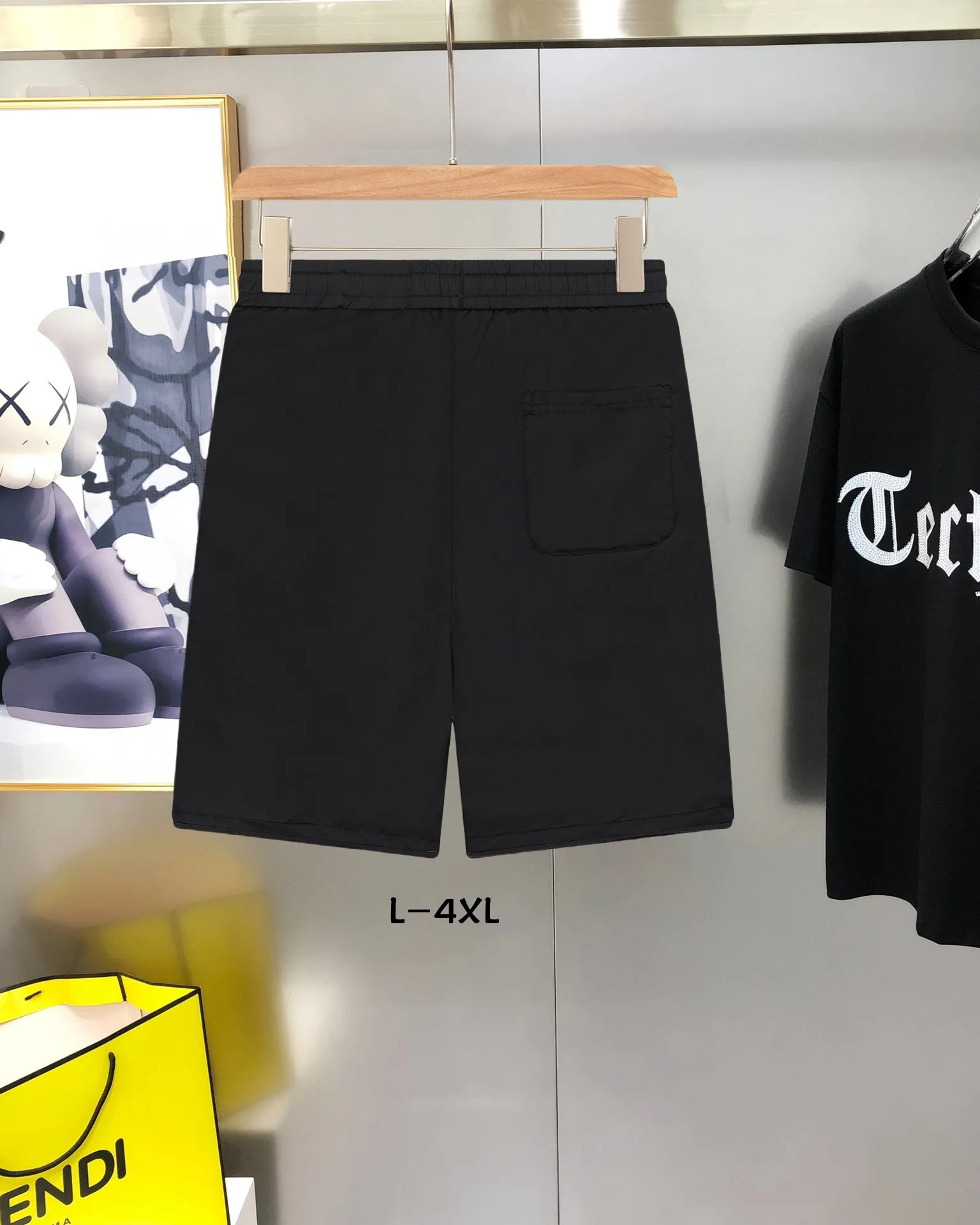 P190 Moncler/Moncler 2025 new fashion casual shorts, the most fashionable and latest logo decorated versatile casual shorts! The 25-year-old limited-edition trousers are a must-have item for all trendy men, and are a very popular style. A classic, luxurious and charming model, with super good looks and great matching effect. This is an exquisite and fashionable item! The absolute signature product is also the most worth buying. Versatile fashionable temperament, with high-street and personalized effects, full of attractions. Whether it is from the overall design of the pants body or the smallest details, you can feel the ultra-high standard of this style. The grade is very extraordinary and it is in line with the current trend aesthetic. The upper body is youthful and energetic, showing off your own taste and style. It is perfect. Made of top-grade polyester fiber cotton fabric, the overall touch is extremely comfortable and the skin-friendly effect is high-grade. This item is destined to be worn on the high street and perfectly meets the needs of various wearing occasions. Size: L～4XL