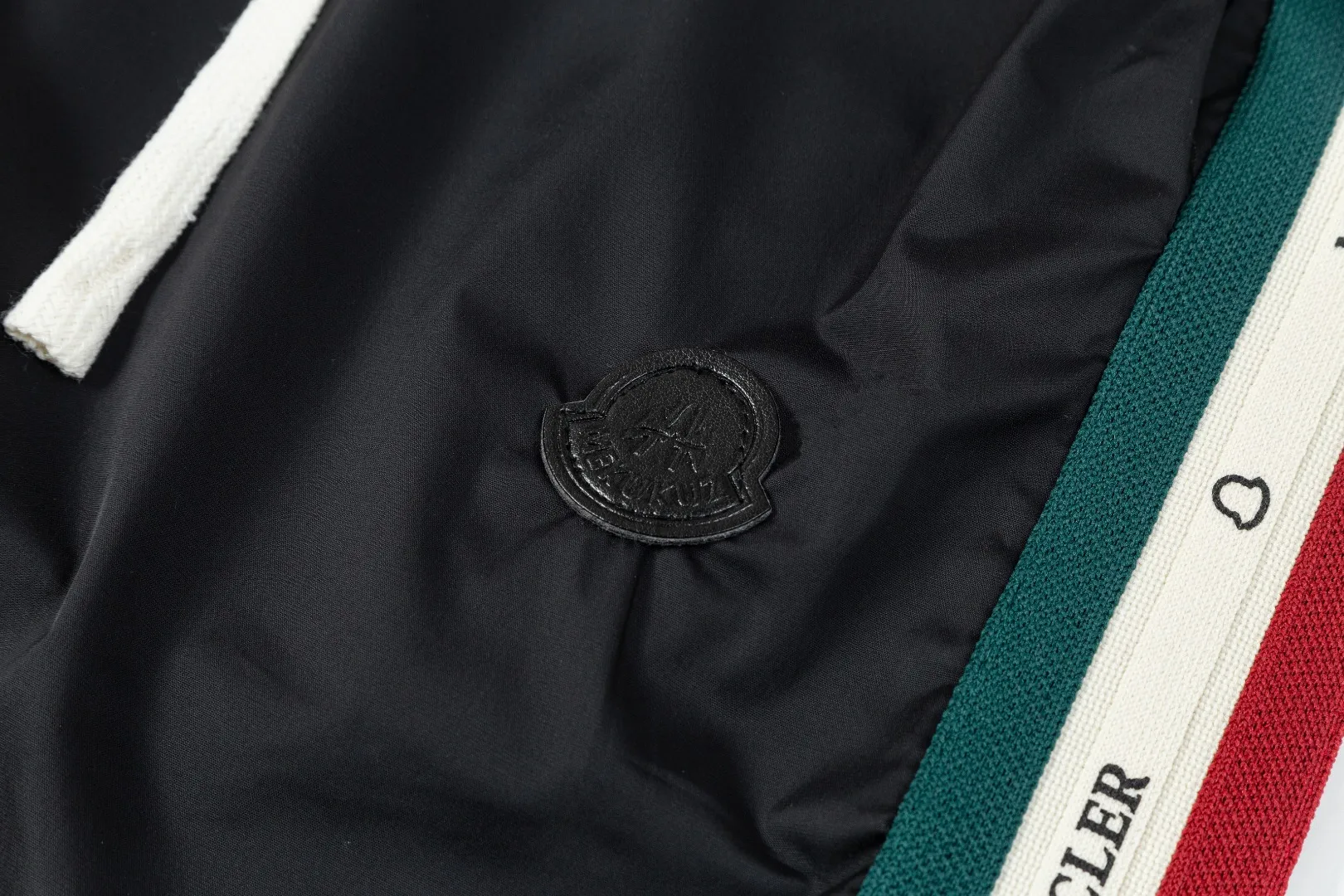 P190 Moncler/Moncler 2025 new fashion casual shorts, the most fashionable and latest logo decorated versatile casual shorts! The 25-year-old limited-edition trousers are a must-have item for all trendy men, and are a very popular style. A classic, luxurious and charming model, with super good looks and great matching effect. This is an exquisite and fashionable item! The absolute signature product is also the most worth buying. Versatile fashionable temperament, with high-street and personalized effects, full of attractions. Whether it is from the overall design of the pants body or the smallest details, you can feel the ultra-high standard of this style. The grade is very extraordinary and it is in line with the current trend aesthetic. The upper body is youthful and energetic, showing off your own taste and style. It is perfect. Made of top-grade polyester fiber cotton fabric, the overall touch is extremely comfortable and the skin-friendly effect is high-grade. This item is destined to be worn on the high street and perfectly meets the needs of various wearing occasions. Size: L～4XL