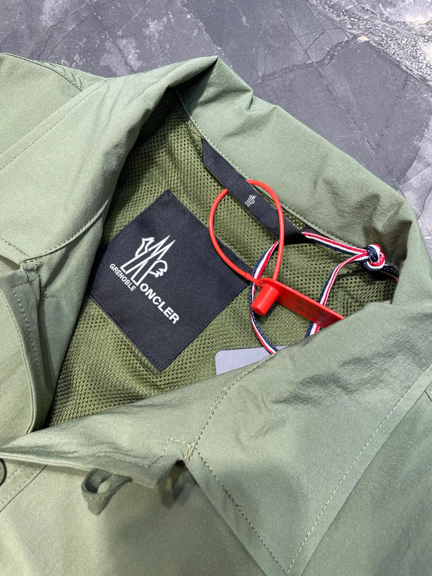 P640 Moncler Grenoble 🌟 Functional outdoor jacket Custom-dyed double-stretch mercerized poplin Custom-dyed soft mesh pongee Excellent texture Comfortable and close to the skin Navy blue inspired by the deep sea Low-key statement of the contemporary gentleman Precision narrative of functional pocket system Balance of function and aesthetics The iconic Moncler logo appears on the sleeves, fully recognizable The triangular logo of the same color is hidden in the fabric texture like a mark in the undercurrent of the deep sea, invisible to the extreme The detachable sleeve design allows for diversified outfits. You can switch styles at will. It is chic and free, showing nobility. It balances outdoor practicality and urban aesthetics and leads the fashion. Process 1: Adopt a three-in-one process. Prioritize and evenly coat the glue on the surface of the substrate that needs to be composited, and then dry and solidify it. Then laminate the substrate with the adhesive film and the non-woven fabric, then cool and solidify, and then composite it with the filter non-woven fabric. The workmanship is cumbersome and complex, time-consuming and labor-intensive. Process 2: Embossing composite technology uses computer scanning to ensure that the imprint size and shape are consistent with the original, and then uses special glue as an adhesive to combine and solidify to achieve complete dryness and the best bonding effect. Process 3: Use CNC laser burning and cutting. Based on the high-energy characteristics of the laser, the moving path of the laser beam is precisely controlled by the laser generator to achieve precise cutting of the shape of the piece. Process 4: Template machine bag opening. The preset template guides the position, shape and size of the bag opening. The accuracy ensures the quality of the bag opening effect. Process 5: Using infrared special machine buttoning, the position is more precise and strong. Function: Detachable sleeve splicing. Style can be switched at will. Size: 1 2 3 4