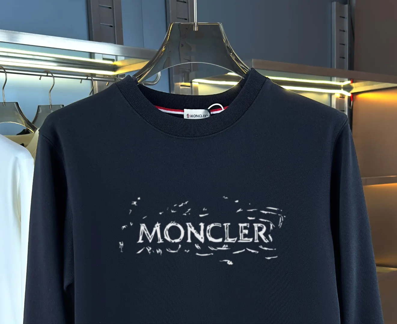 P210 High-version sweatshirt) [Long-term stock] 〖𝐌𝐎𝐍𝐂𝐋𝐄𝐑~Mask〗 Made of 440g heavy-weight fabric. It is different from the market currency. It can be matched with any variety and is properly handsome. 😎The whole dress is made of double waistcoats. The double waistcoats make the whole dress more three-dimensional. Not ordinary factories can do such fine work. 2025 Spring runway version of the T stage, on sale at the counter, round neck terry sweatshirt, high-end double-strand pure cotton, custom-made stretch ribs, dyed in the same vat, complete with three standards, matched with exquisite embroidered LOGO on the chest, simple and advanced, same style for men and women. Color: black, apricot, white, size: S M L XL 2XL