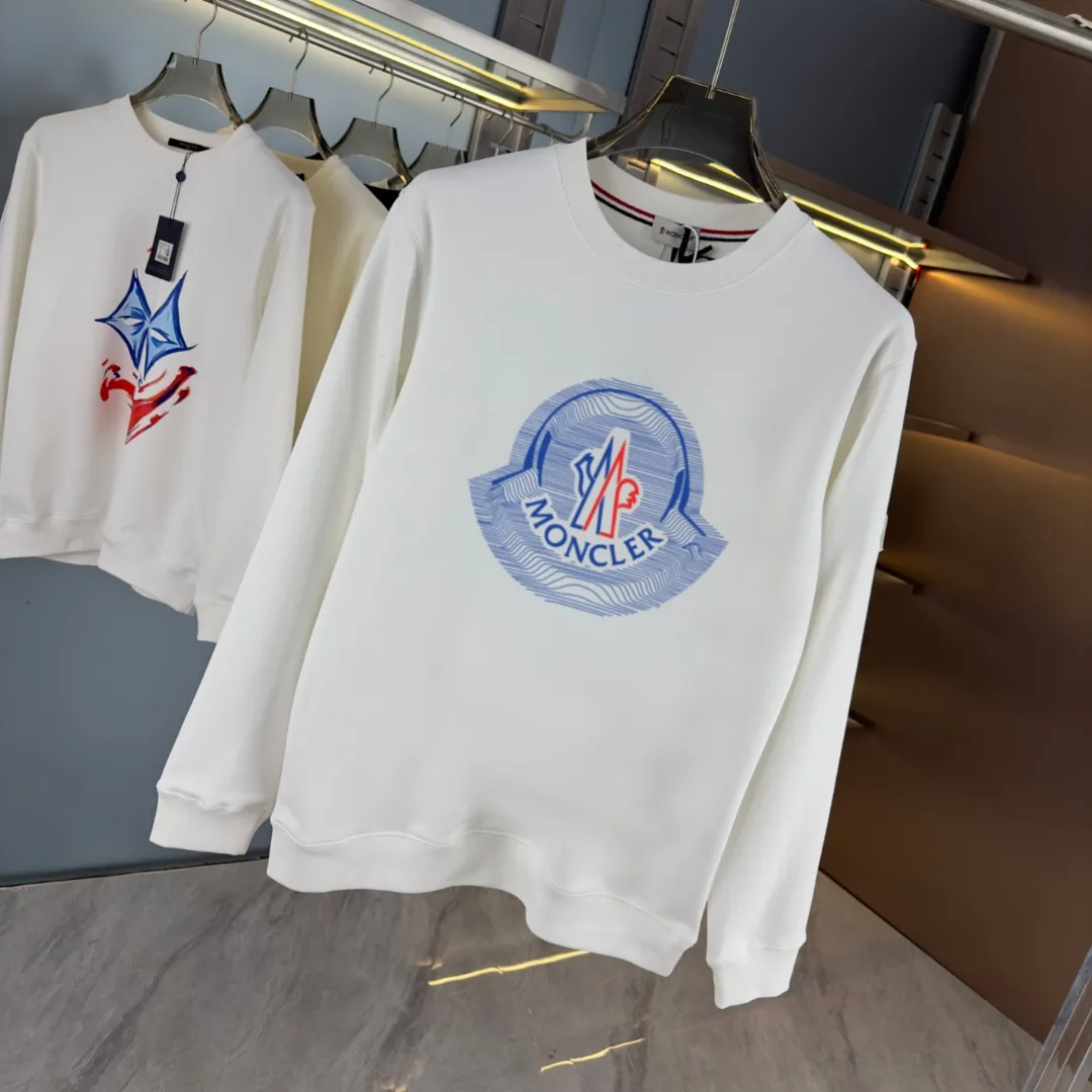 P210 High-version sweatshirt) [Long-term stock] 〖𝐌𝐎𝐍𝐂𝐋𝐄𝐑~Mask〗 Made of 440g heavy-weight fabric. It is different from the market currency. It can be matched with any variety and is properly handsome. 😎The whole dress is made of double waistcoats. The double waistcoats make the whole dress more three-dimensional. Not ordinary factories can do such fine work. 2025 Spring runway version of the T stage, on sale at the counter, round neck terry sweatshirt, high-end double-strand pure cotton, custom-made stretch ribs, dyed in the same vat, complete with three standards, matched with exquisite embroidered LOGO on the chest, simple and advanced, same style for men and women. Color: black, apricot, white, size: S M L XL 2XL