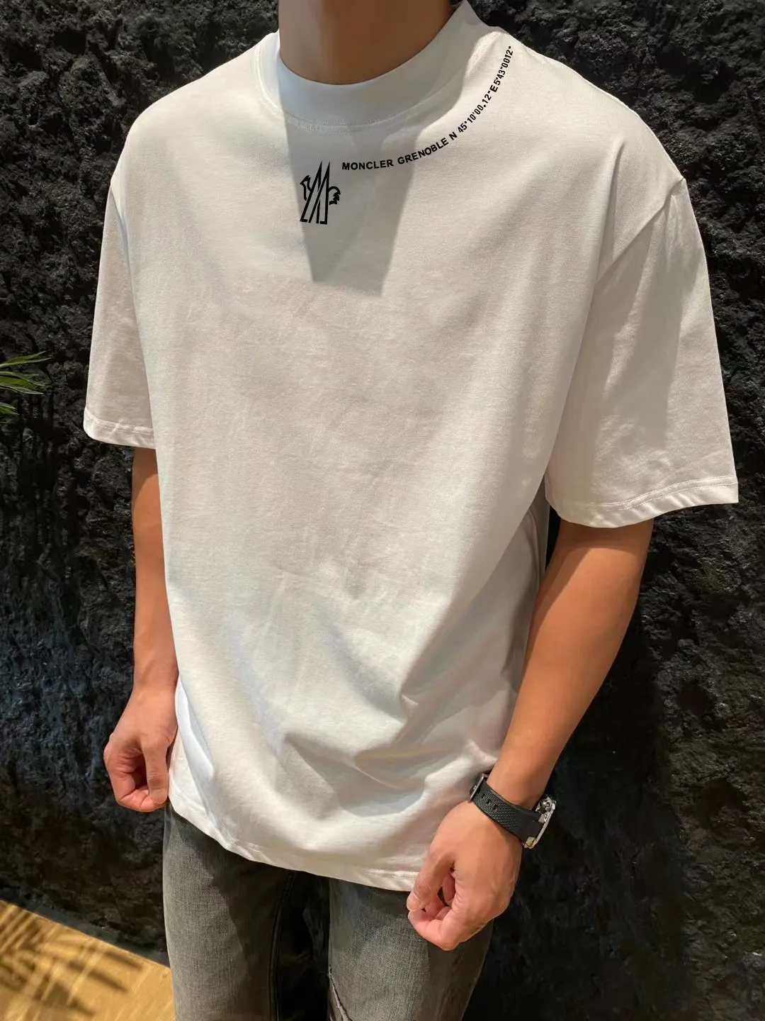 P140 [MONCLER] 2025FW short-sleeved T-shirt, badge + LOGO printing, high-end 26s double yarn 300g fabric, heavy fabric, custom stretch rib, same cylinder and dye, complete three standards, same style for men and women, color: black, white, size: S M L XL 2XL