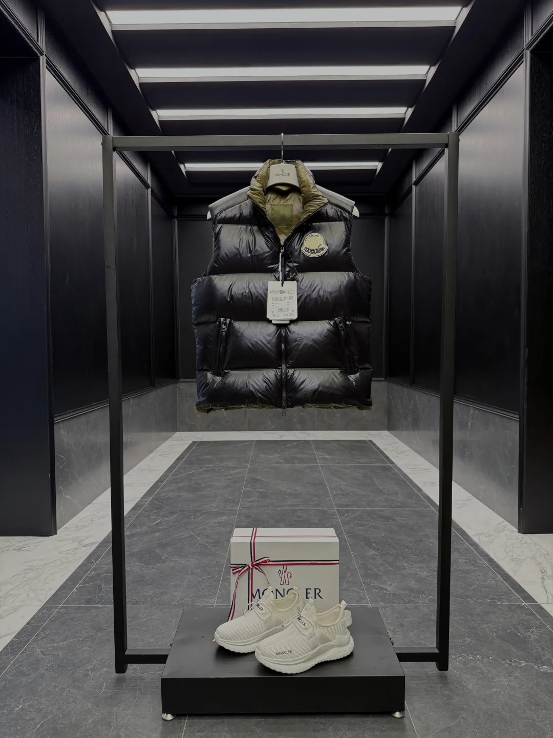 P680 Down Vest⬆️Moncler Lipsi down vest. Contrast color splicing design. Super full filling. The Lipsi men's down vest is made of bright nylon laqué fabric, suitable for wearing in different seasons, bringing warmth and care.  The Lipsi short down vest embodies Moncler's classic design and is a must-have item for your wardrobe from season to season. Crafted from lightweight, functional nylon laqué fabric, it has a contrast lining for a vibrant feel. Details •Made from lightweight nylon laqué fabric •Lightweight nylon laqué lining •Filled with down •Stand-up collar •Zipper closure •Zip pockets •Chenille logo patch Size: 1-5 Black/Ivory Couple Style