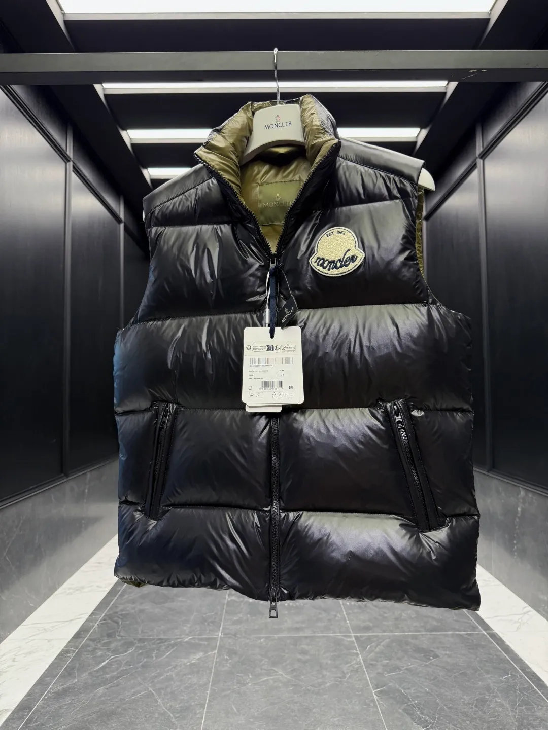 P680 Down Vest⬆️Moncler Lipsi down vest. Contrast color splicing design. Super full filling. The Lipsi men's down vest is made of bright nylon laqué fabric, suitable for wearing in different seasons, bringing warmth and care.  The Lipsi short down vest embodies Moncler's classic design and is a must-have item for your wardrobe from season to season. Crafted from lightweight, functional nylon laqué fabric, it has a contrast lining for a vibrant feel. Details •Made from lightweight nylon laqué fabric •Lightweight nylon laqué lining •Filled with down •Stand-up collar •Zipper closure •Zip pockets •Chenille logo patch Size: 1-5 Black/Ivory Couple Style