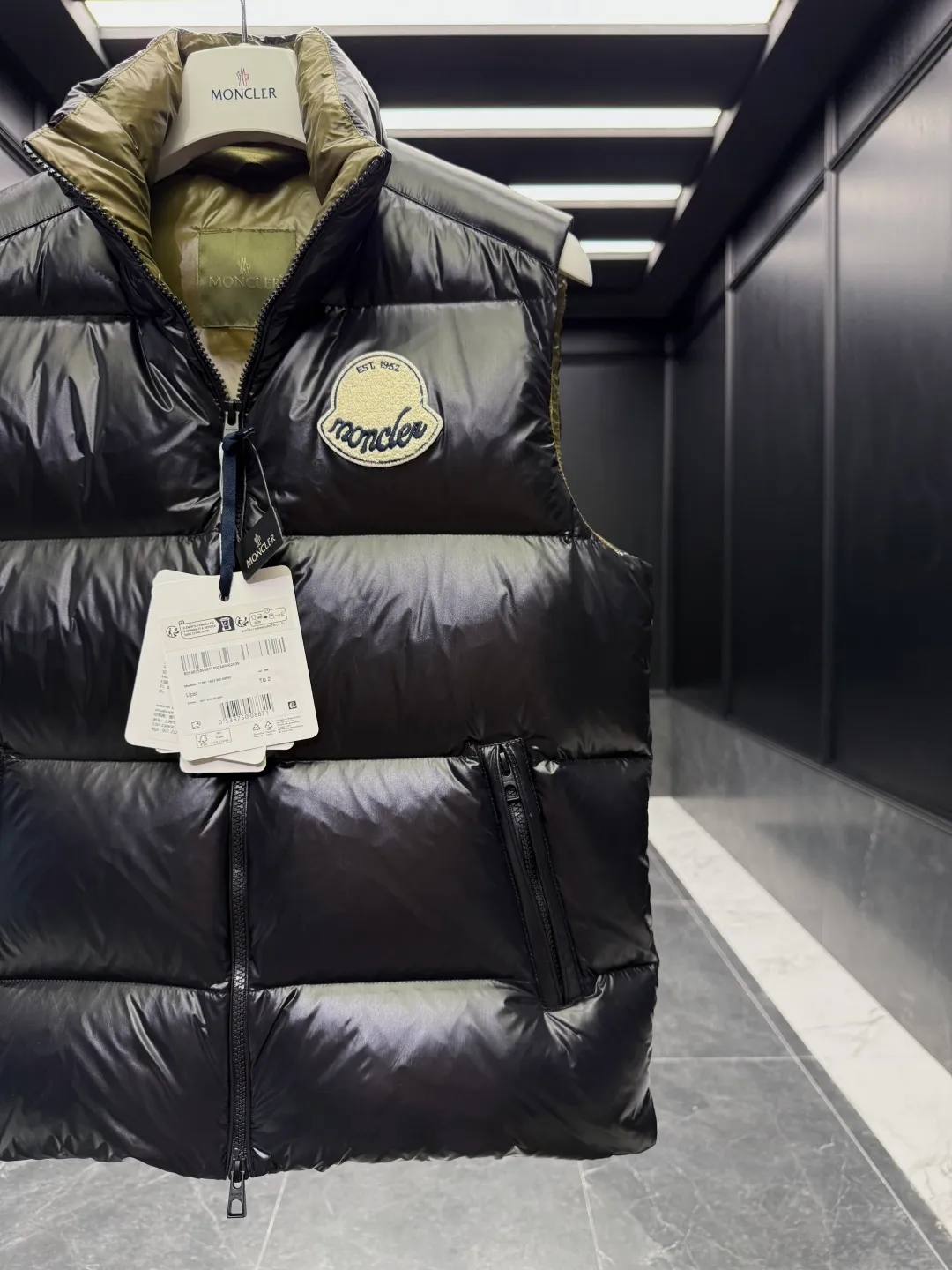 P680 Down Vest⬆️Moncler Lipsi down vest. Contrast color splicing design. Super full filling. The Lipsi men's down vest is made of bright nylon laqué fabric, suitable for wearing in different seasons, bringing warmth and care.  The Lipsi short down vest embodies Moncler's classic design and is a must-have item for your wardrobe from season to season. Crafted from lightweight, functional nylon laqué fabric, it has a contrast lining for a vibrant feel. Details •Made from lightweight nylon laqué fabric •Lightweight nylon laqué lining •Filled with down •Stand-up collar •Zipper closure •Zip pockets •Chenille logo patch Size: 1-5 Black/Ivory Couple Style