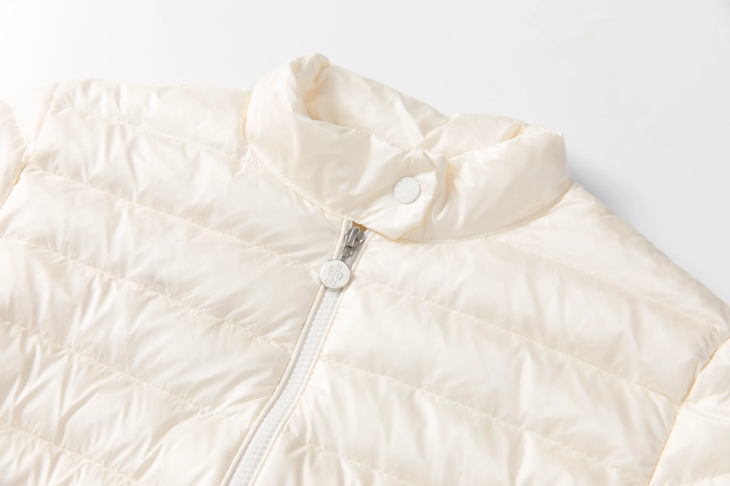P760 Style number: Y128 Moncler's new 25-year women's down jacket is light and thin, with a perfect balance of temperature and style ▫️ 90% rare goose down filling｜Fearless in sub-zero temperatures, lightweight and temperature-locking ▫️ Innovative wool knitted sleeves｜Soft touch, three-dimensional silhouette is not bloated ▫️ High-end aesthetics of contrasting materials｜Matte pressed black feathers + delicate wool texture 🌟 Extravagant details • Demonstration of layering turtleneck sweaters | Lazy and high-end sense • K gold chain finishing touch | Eye-catching and sparkling design • Universal matching of trousers | One-click switching for commuting and dating "A winter shirt that can be worn for ten years" Color: Black·White·Pink Green Code Number: 1 2 3 4
