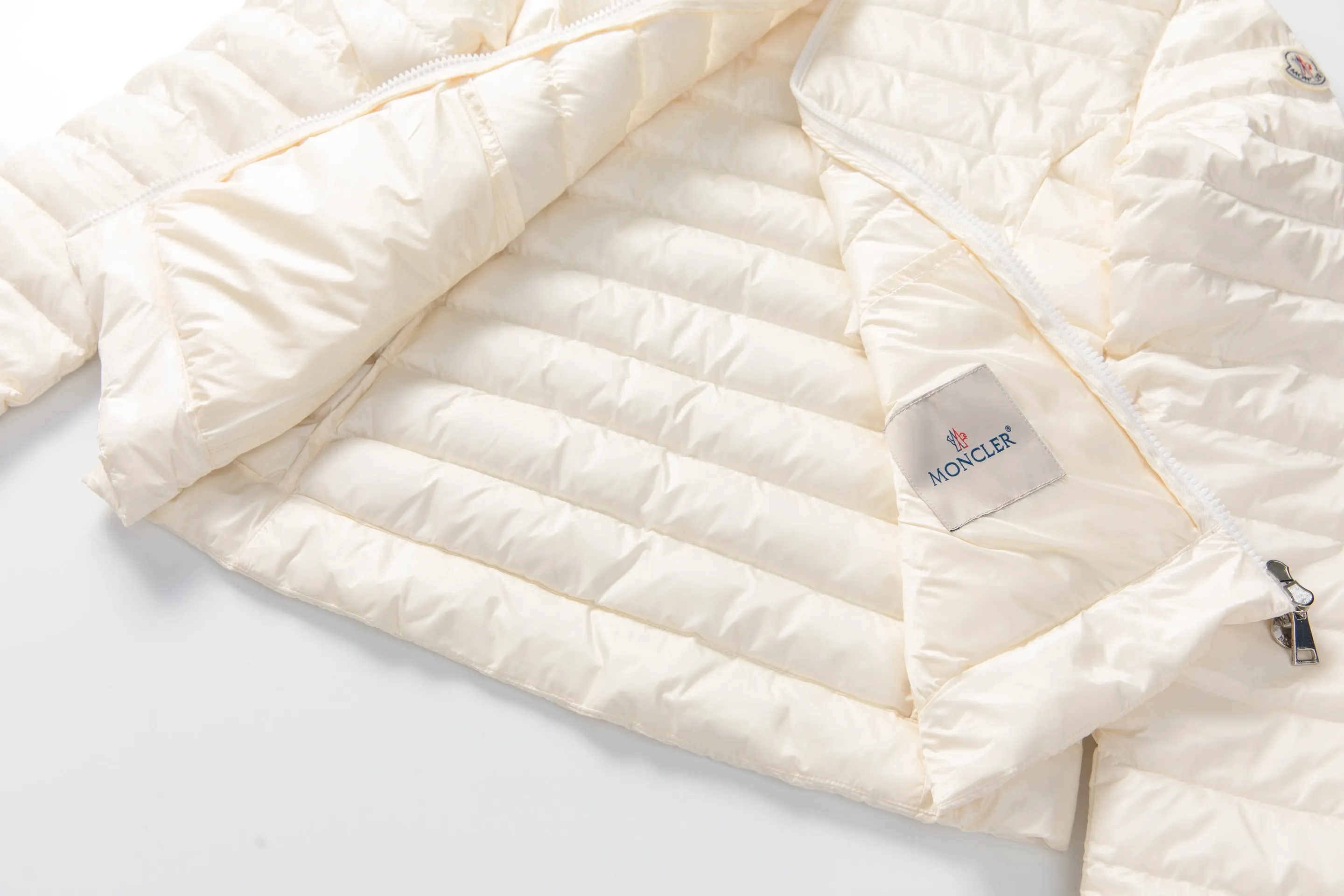 P760 Style number: Y128 Moncler's new 25-year women's down jacket is light and thin, with a perfect balance of temperature and style ▫️ 90% rare goose down filling｜Fearless in sub-zero temperatures, lightweight and temperature-locking ▫️ Innovative wool knitted sleeves｜Soft touch, three-dimensional silhouette is not bloated ▫️ High-end aesthetics of contrasting materials｜Matte pressed black feathers + delicate wool texture 🌟 Extravagant details • Demonstration of layering turtleneck sweaters | Lazy and high-end sense • K gold chain finishing touch | Eye-catching and sparkling design • Universal matching of trousers | One-click switching for commuting and dating "A winter shirt that can be worn for ten years" Color: Black·White·Pink Green Code Number: 1 2 3 4