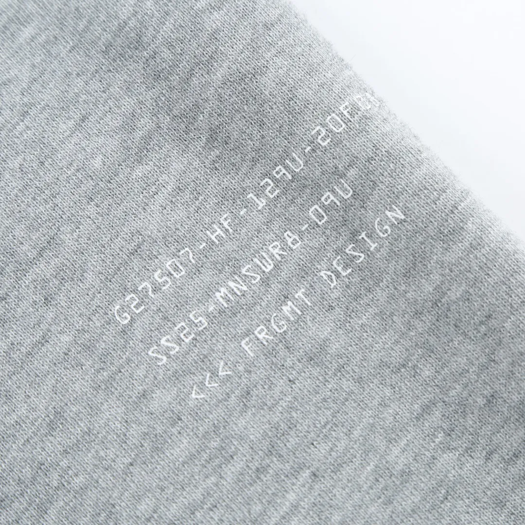P370 MONCLER printed round neck sweatshirt Fabric selection: Single-sided fish scale fabric woven with cotton as the base. The front is a smooth knitted surface, and the skin-touching surface is formed into three-dimensional terry through the floating thread knitting technology of the knitting machine, which increases the fluffiness and has a delicate touch. The terry structure absorbs a large amount of water and evaporates quickly, so it is not easy to loosen and deform after repeated washing.  Process 1: Use glue printing to present 4 high-saturation patterns on the fabric. The pressure of the scraper is even, and the scraping printing is done in 3 times to ensure that the glue is fully penetrated and covered. After curing at high temperature, the pigment is firmly bonded to the cotton fiber. The ink-absorbing and penetrating properties of the cotton fiber make the pattern less likely to fall off due to friction.  Process 2: The 2*2 rib formed by alternating longitudinal rows of front coils and longitudinal rows of back coils is still very elastic and has a wide pattern that fits the wrist and waist without a sense of restraint. The gaps between the coils allow air to circulate without losing warmth.  Process 2: By actively interfering with the shrinkage potential of cotton fibers, the fabric is able to transition from changeable to stable, improving dimensional stability while being less prone to deformation and wrinkles.  Accessories: One to one customized 3-standard SIZE: S M L XL