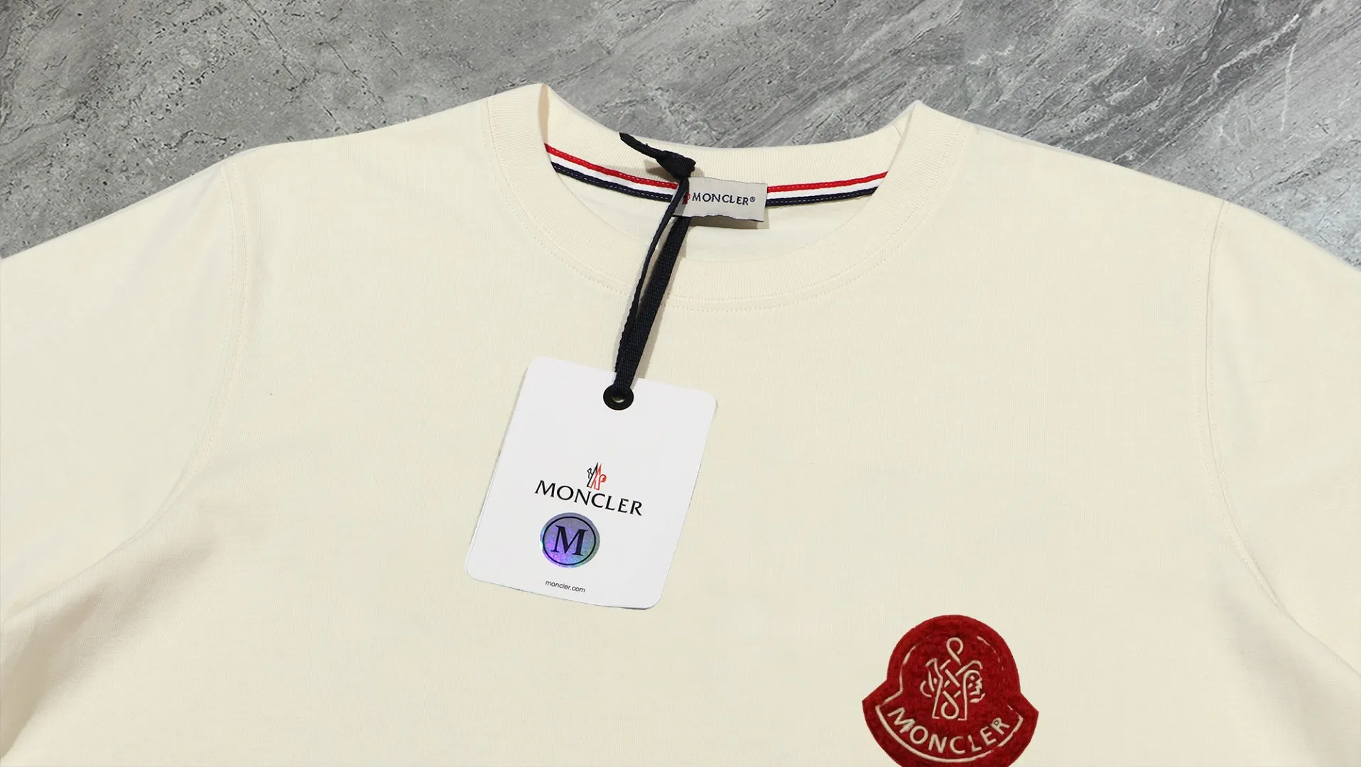 P210 High-version sweatshirt) [Long-term stock] 〖𝐌𝐎𝐍𝐂𝐋𝐄𝐑~Mask〗 Made of 440g heavy-weight fabric. It is different from the market currency. It can be matched with any variety and is properly handsome. 😎The whole dress is made of double waistcoats. The double waistcoats make the whole dress more three-dimensional. Not ordinary factories can do such fine work. 2025 Spring runway version of the T stage, on sale at the counter, round neck terry sweatshirt, high-end double-strand pure cotton, custom-made stretch ribs, dyed in the same vat, complete with three standards, matched with exquisite embroidered LOGO on the chest, simple and advanced, same style for men and women. Color: black, apricot, white, size: S M L XL 2XL